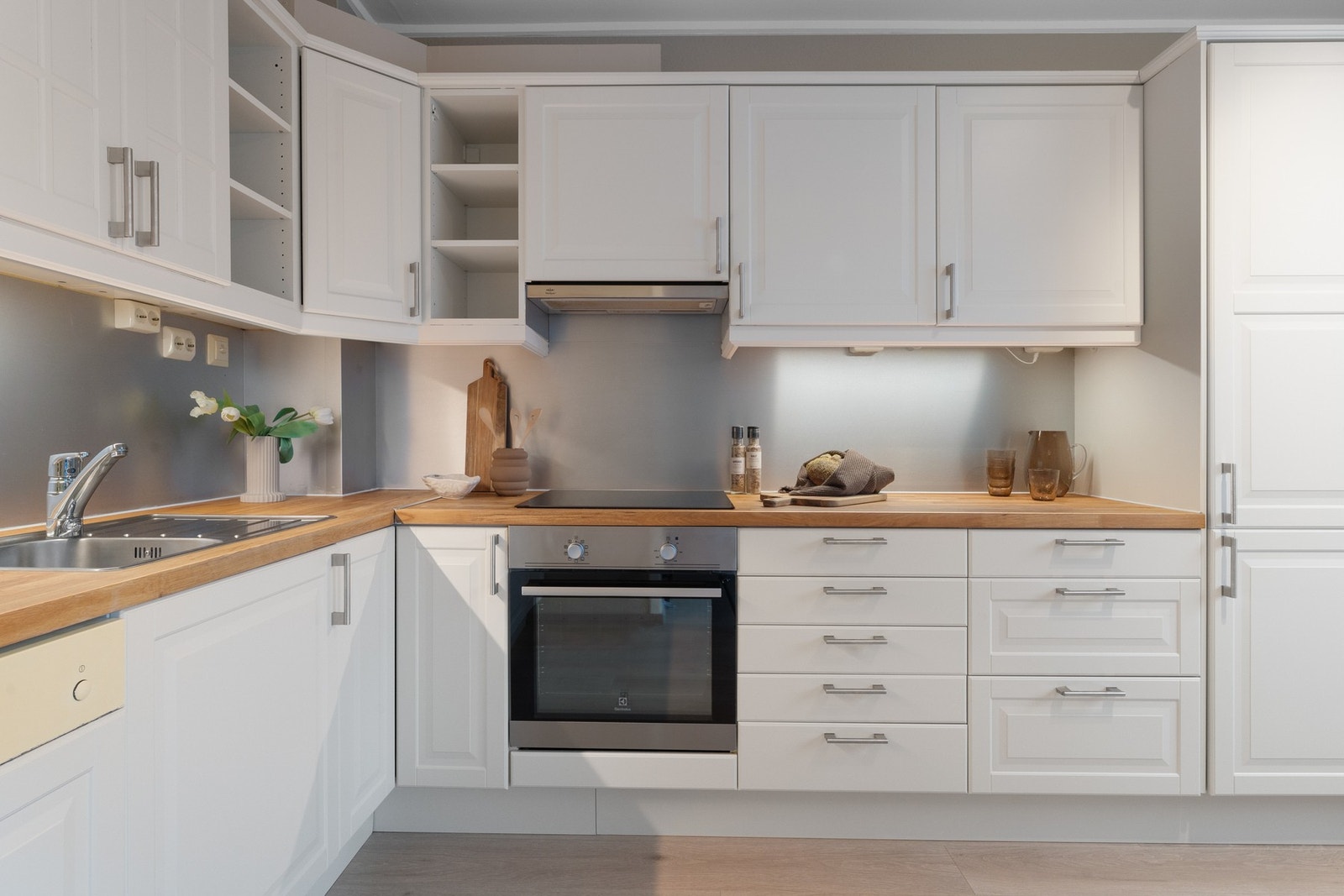 - Det er integrerte hvitevarer som stekeovn, platetopp, oppvaskmaskin samt kjøleskap og fryser - Galleribilde