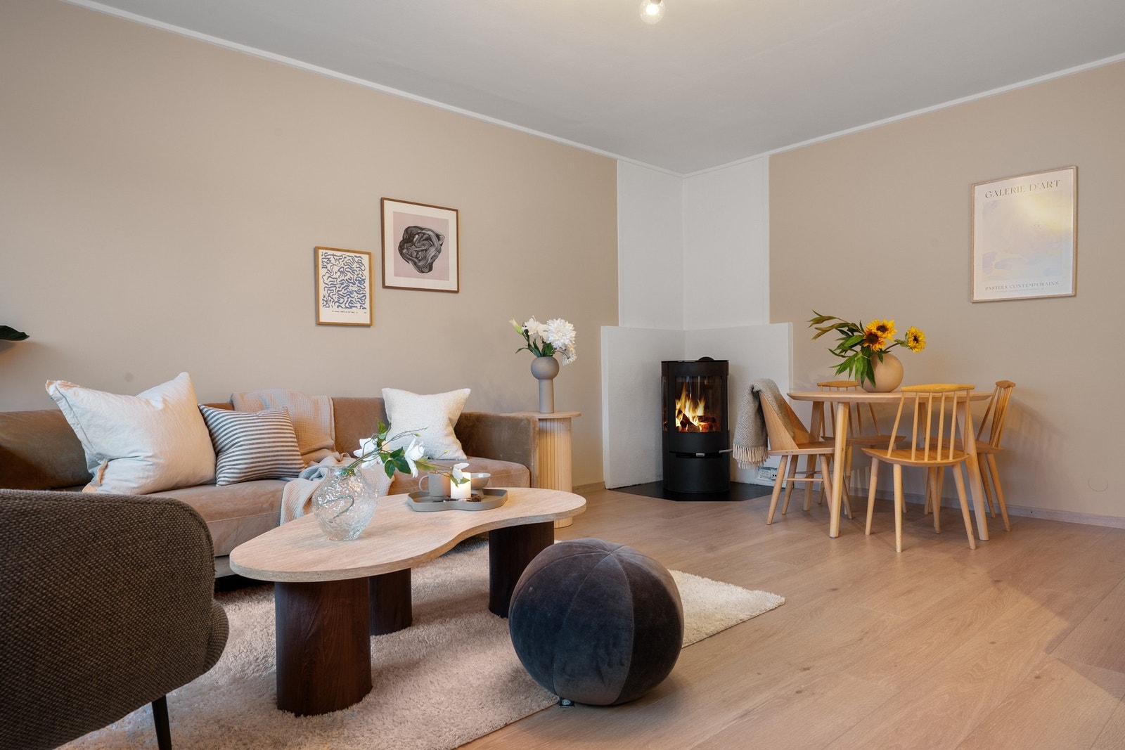 - Stuen har god plass til både sofagruppe og spisebord - Galleribilde