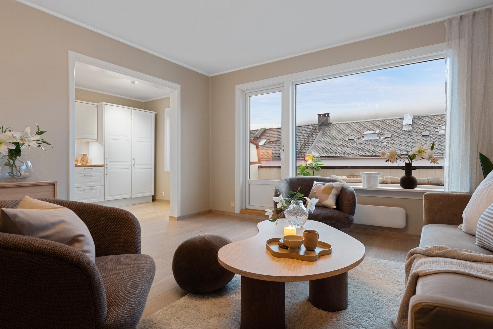 - Boligen har en unik planløsning i borettslaget hvor kjøkkenet er flyttet og integrert i en åpen stue- og kjøkkenløsning - Galleribilde