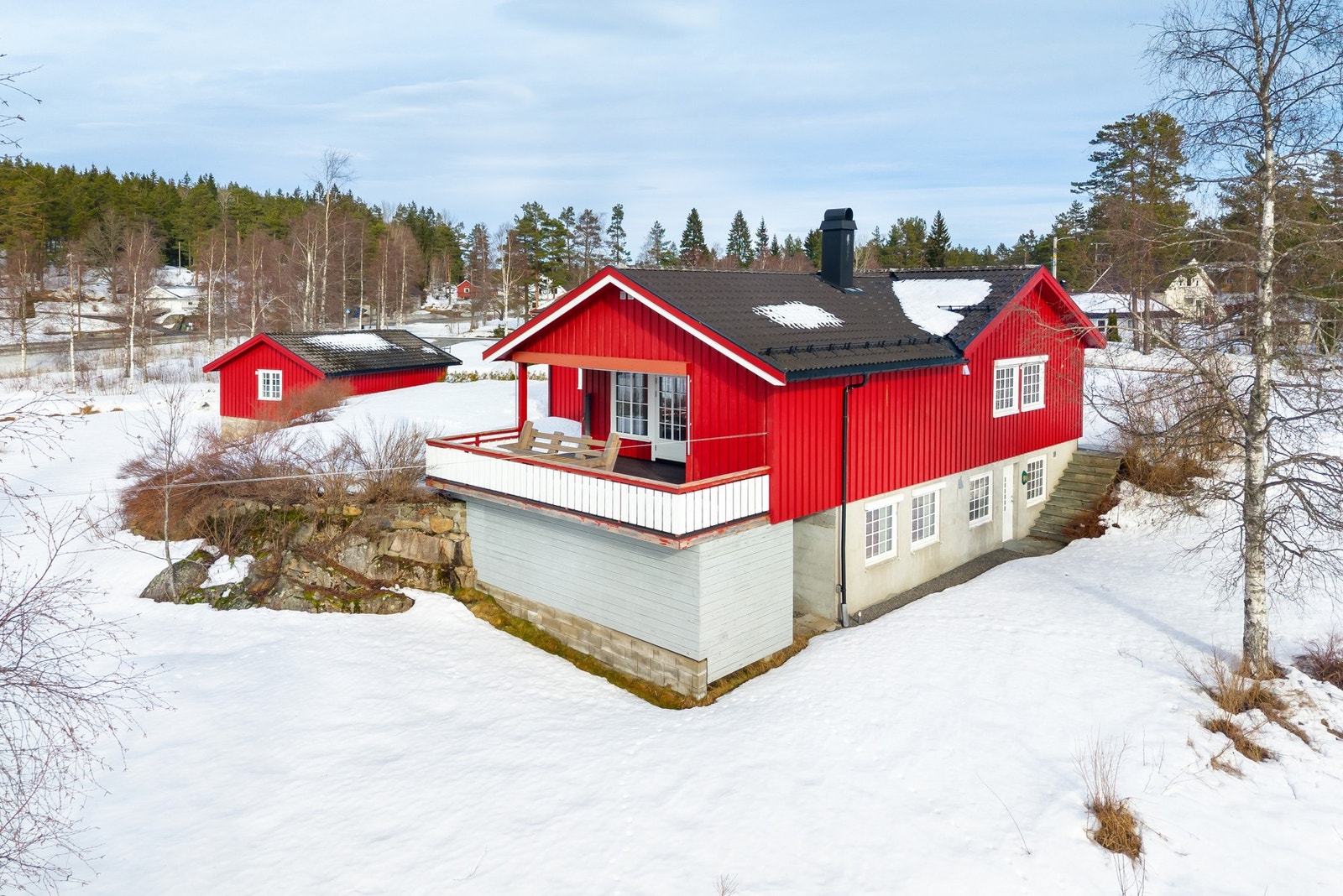 Det er godkjent leilighet i underetasjen med egen adkomst. Per i dag er den brukt som del av boligen. Galleribilde
