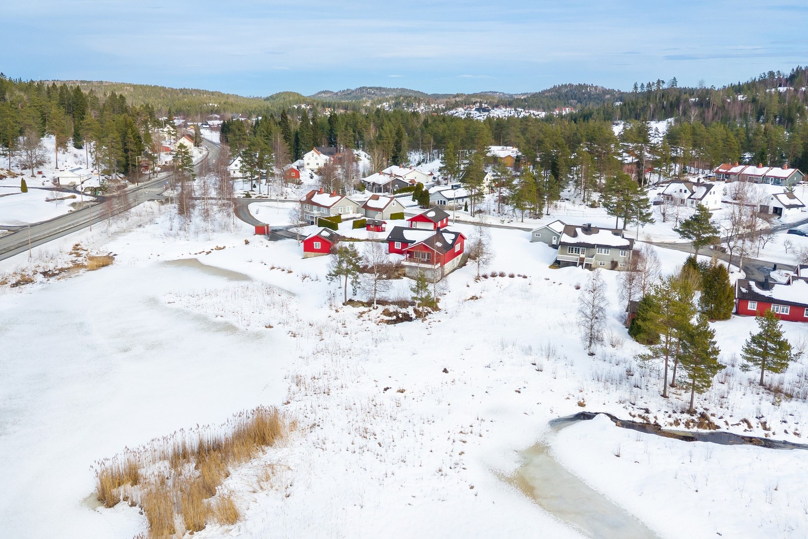 Boligen ligger flott til innerst i blindvei. Galleribilde