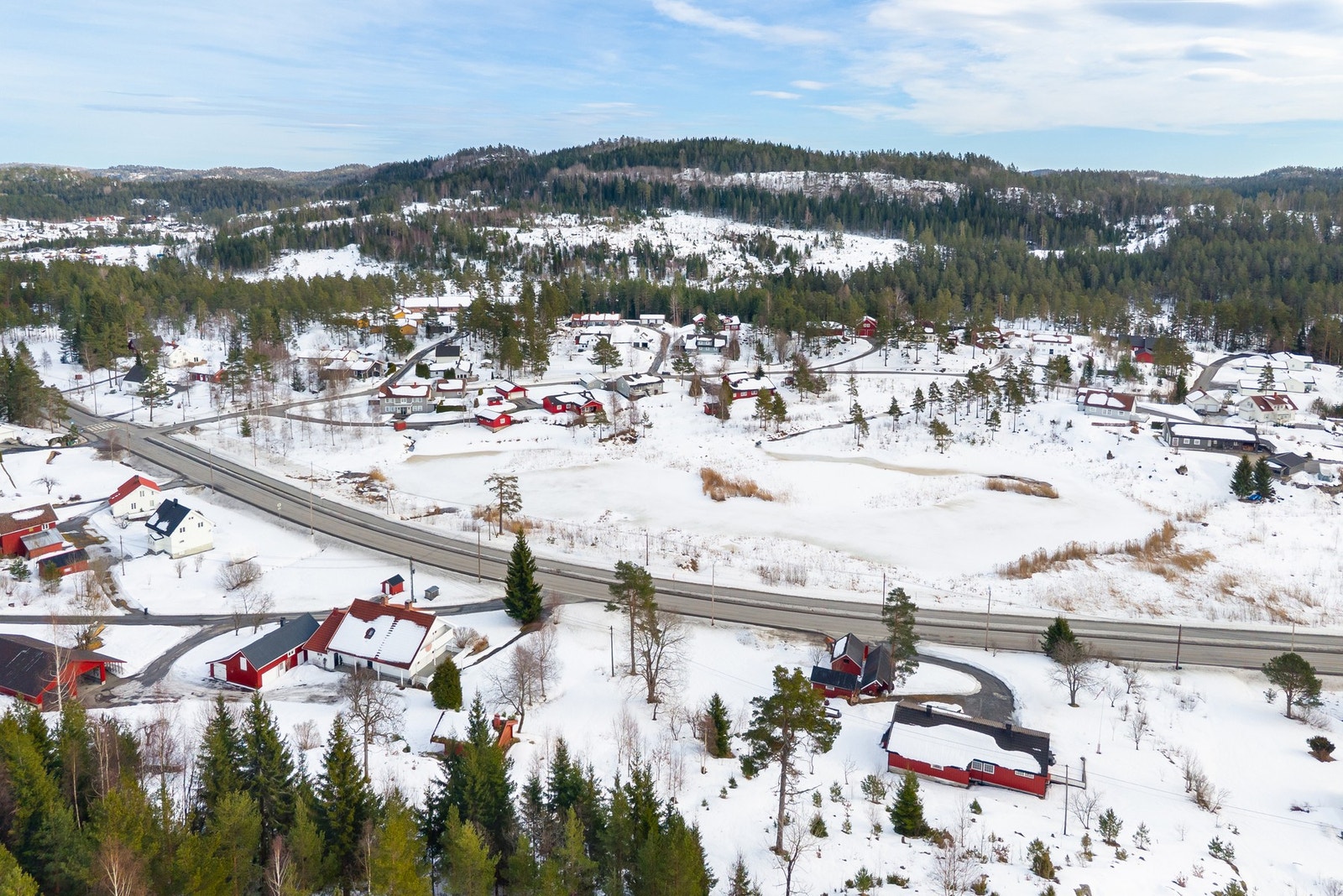 Huset ligger i flotte omgivelser med god plass rundt huset, samtidig er det trygg gangvei til Myra og fasilitetene rundt. Galleribilde