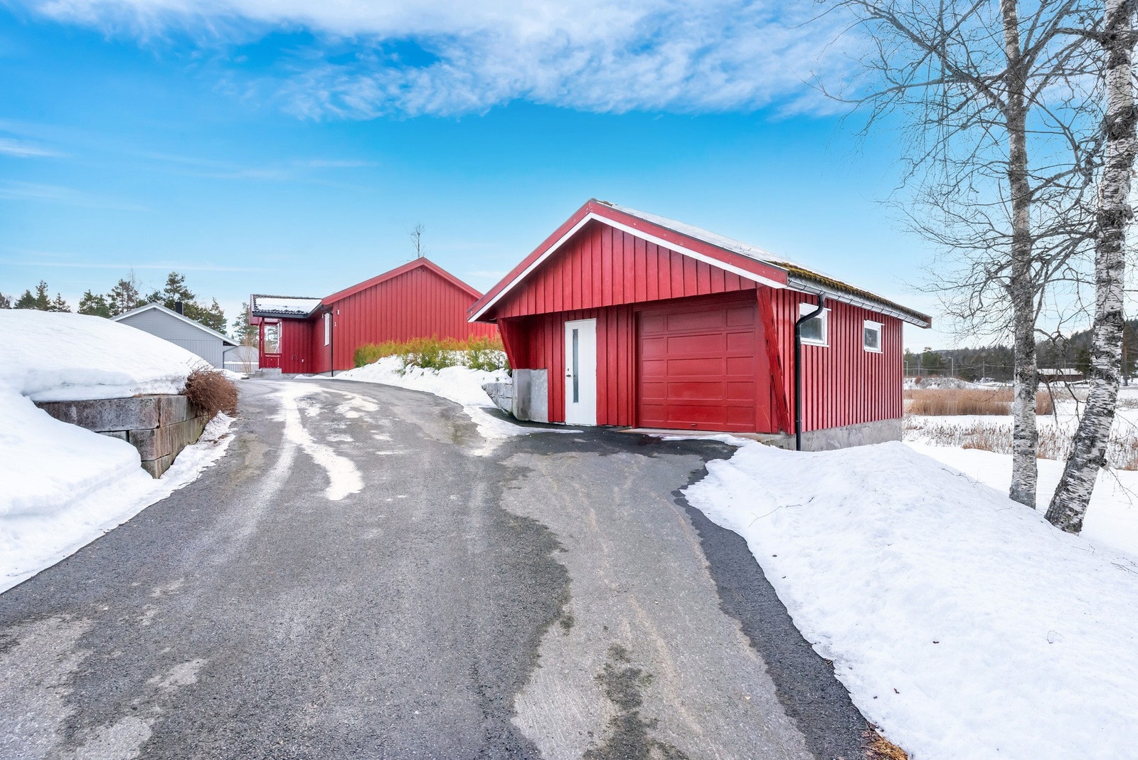 Garasje med delvis isolert verksted og bod. Galleribilde