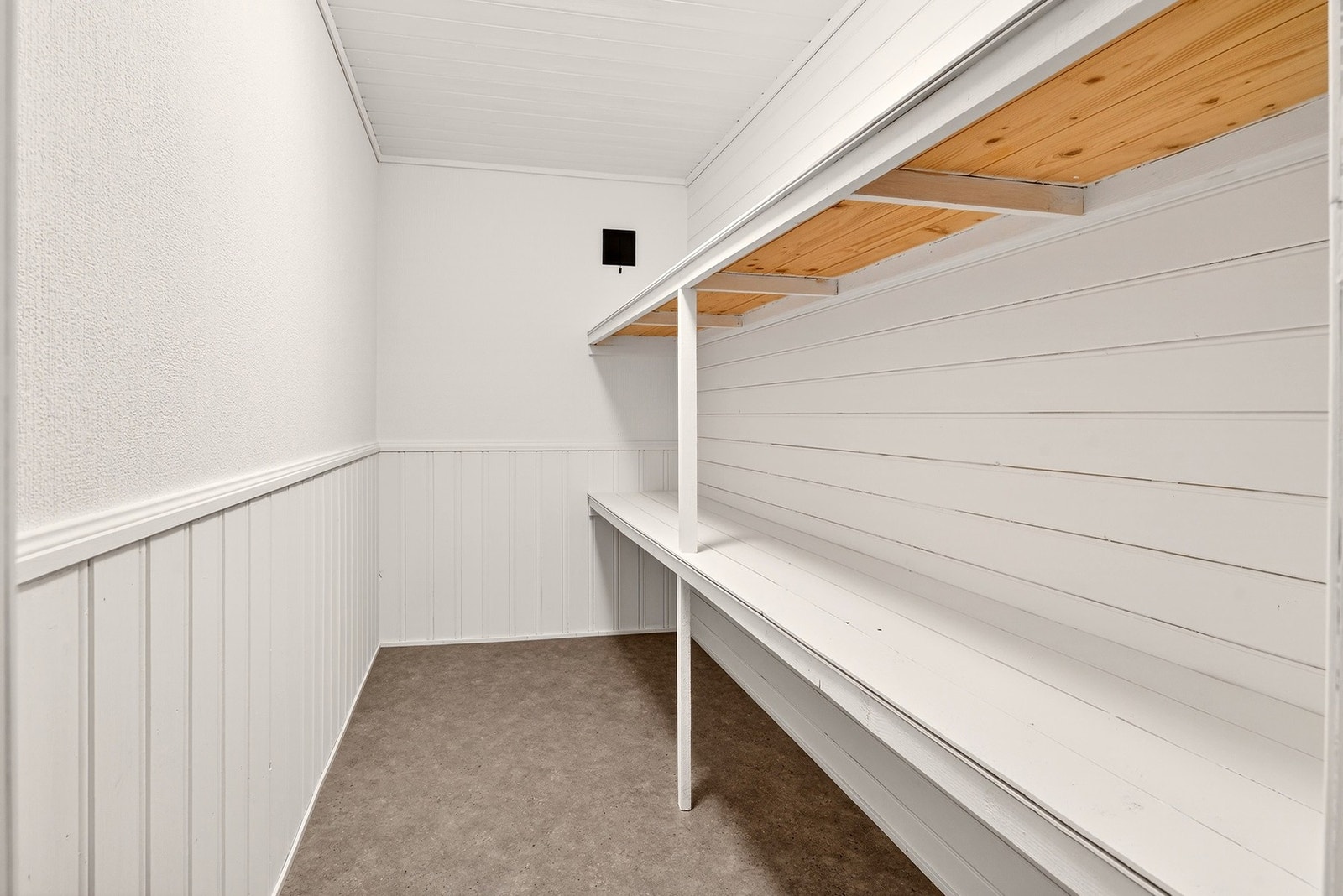 Bod med oppbevaring. Galleribilde