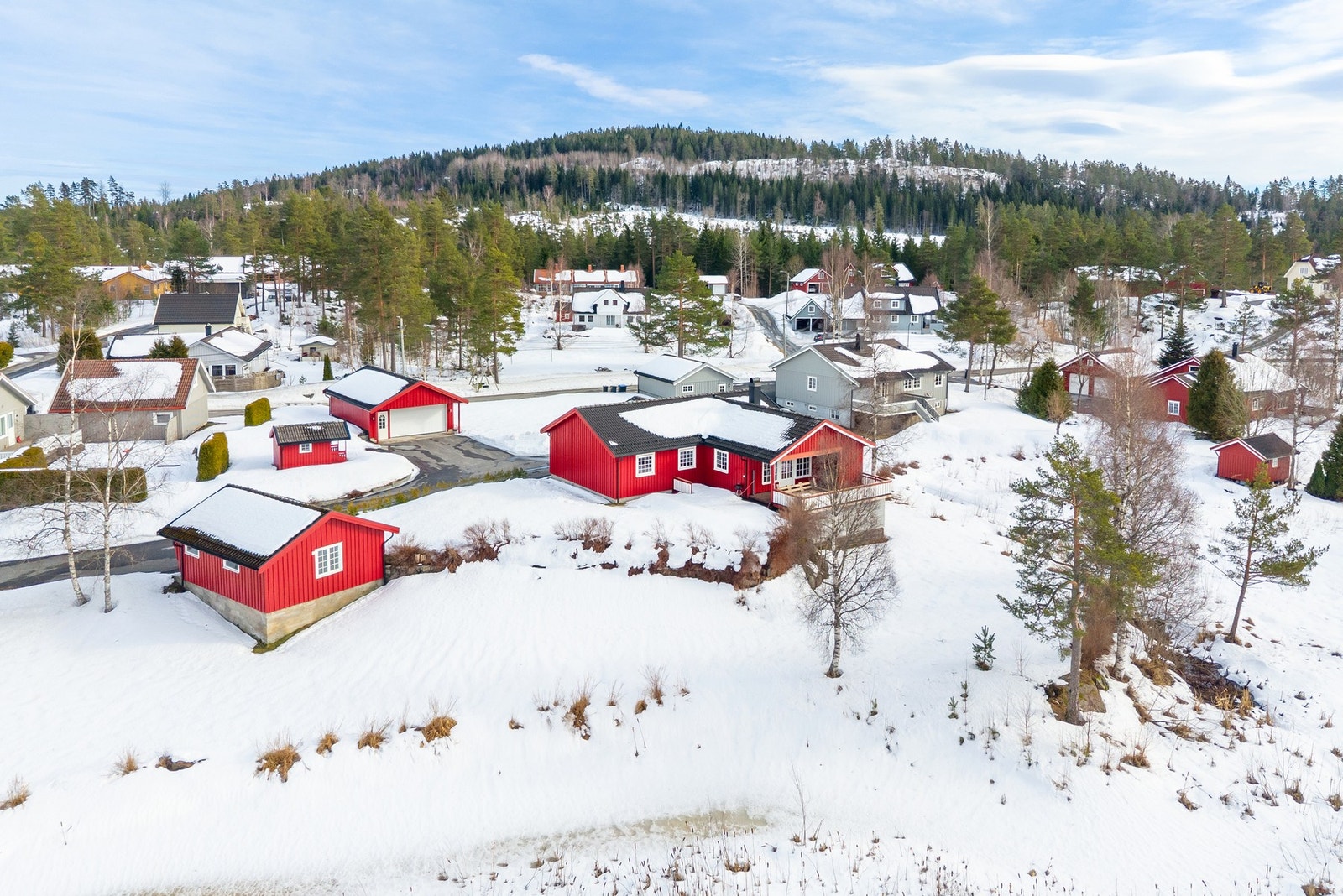 Velkommen til Kviengveien 1 - Presentert av Adrian Hamre Evensen v/Meglerhuset & Partners Arendal! Galleribilde