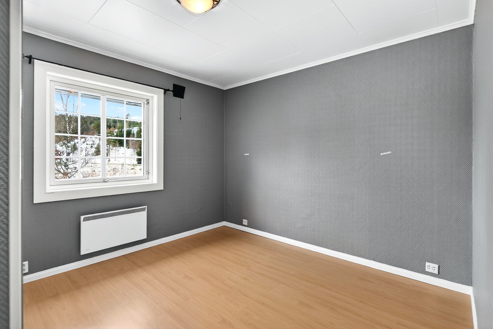 Soverom med plass til dobbeltseng og oppbevaring. Galleribilde