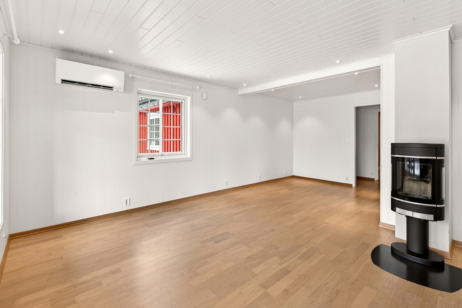 Innbydende stue med peis, varmepumpe og gode møbleringsmuligheter. Galleribilde