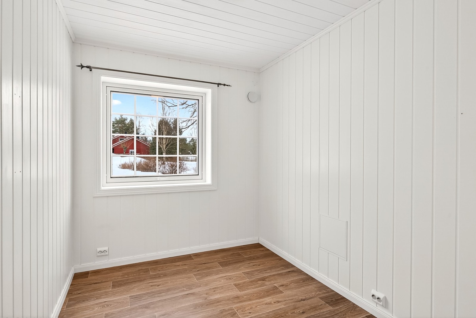 Rommet er opprinnelig tiltenkt som et kjøkken til leiligheten. Fungerer utmerket som kontor/soverom. Galleribilde