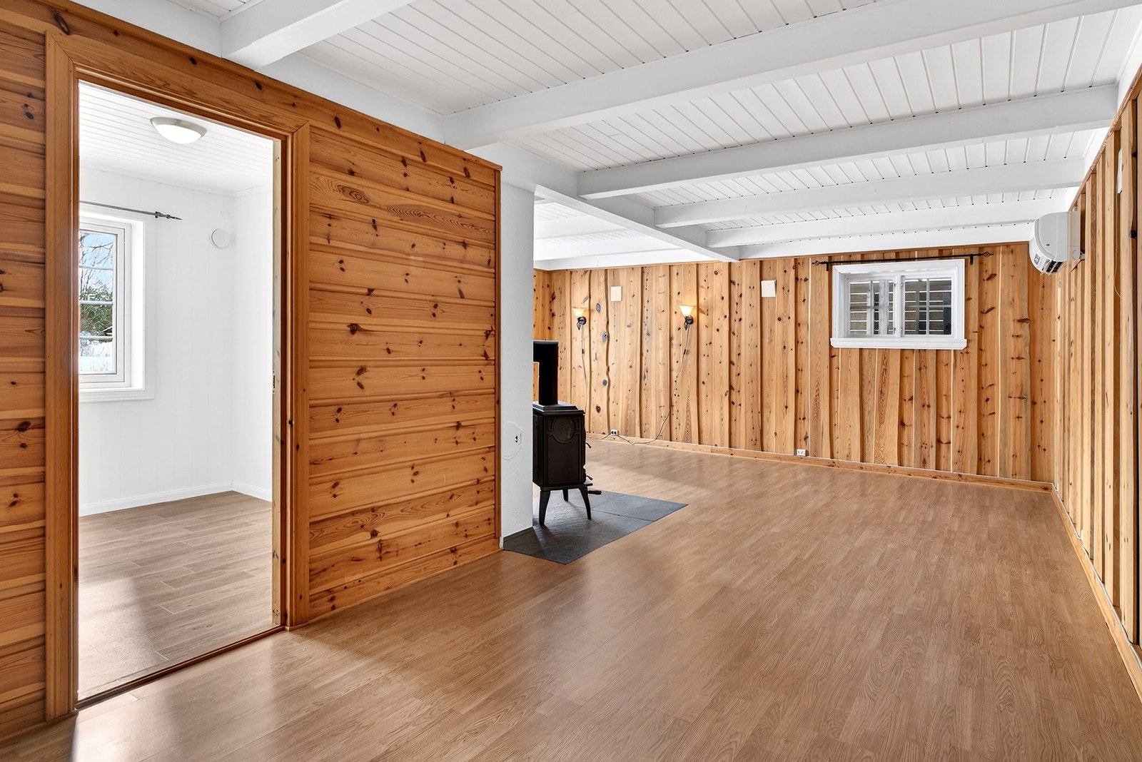 Stor stue i underetasjen. Fungerer utmerket som en egen ungdomsavdeling, alternativt del av leiligheten. Galleribilde