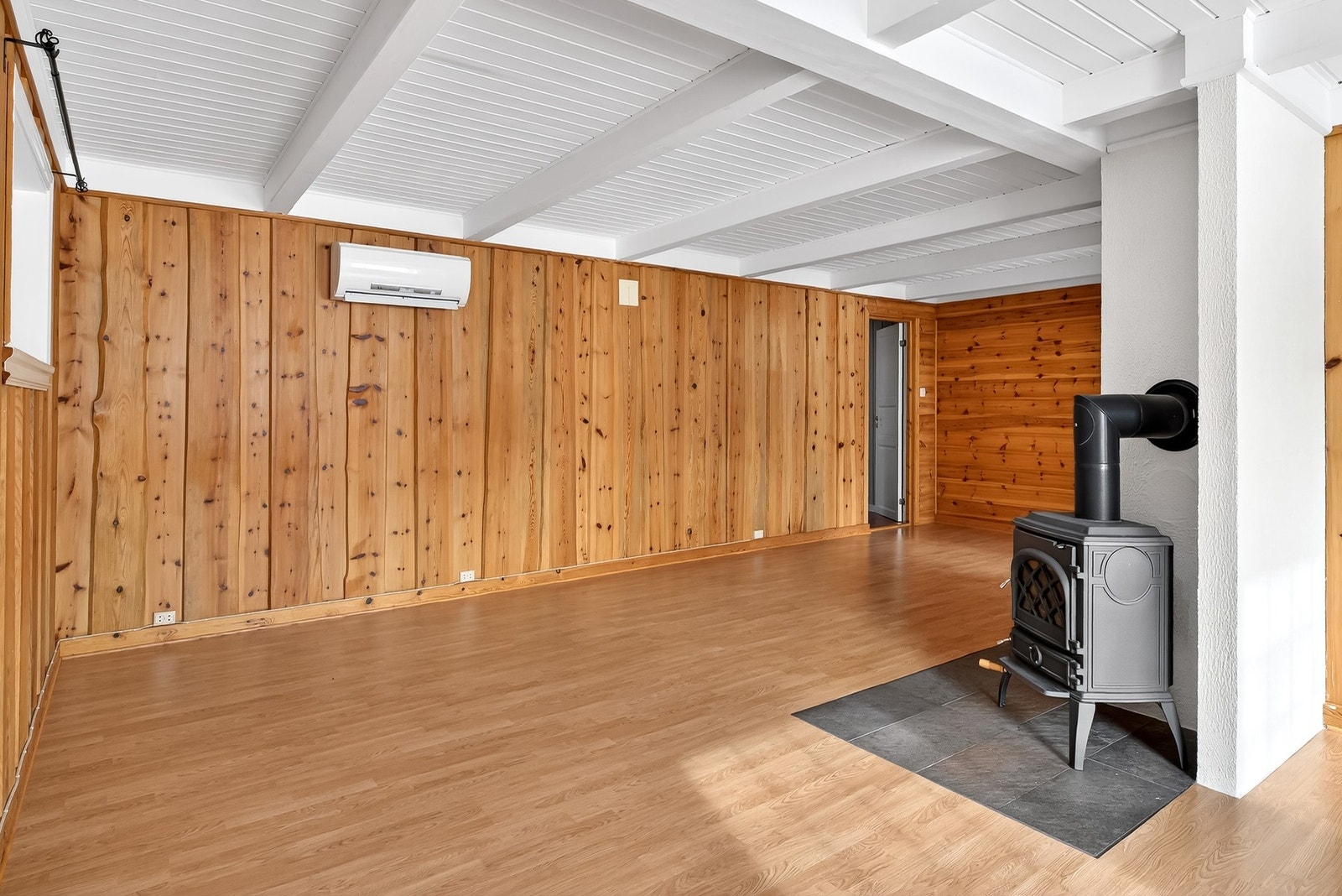 Underetasjen byr på både varmepumpe og peisovn. Galleribilde