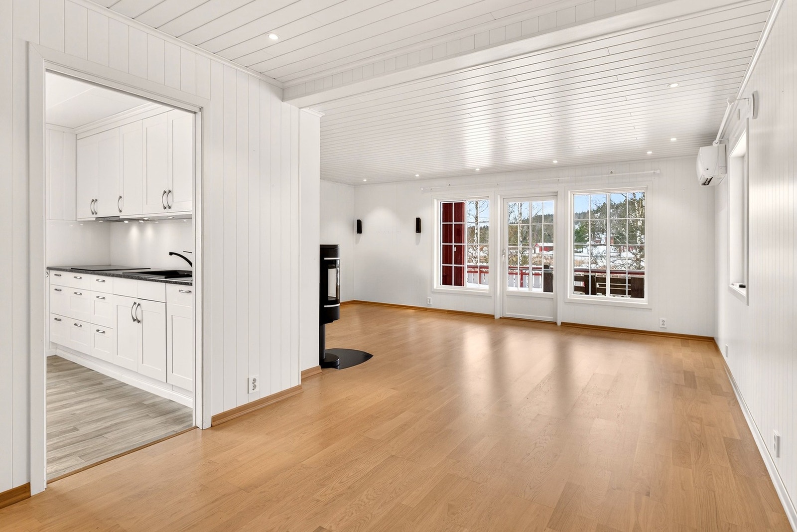 Innvendig fin standard - lyse farger og store vindusflater. Galleribilde