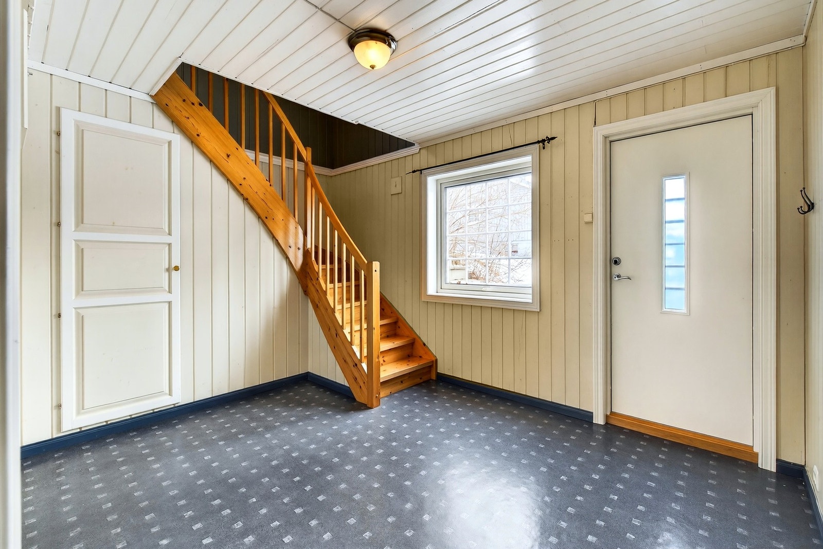 Underetasjen er godkjent som leilighet. Her har man egen inngangsdør. Galleribilde