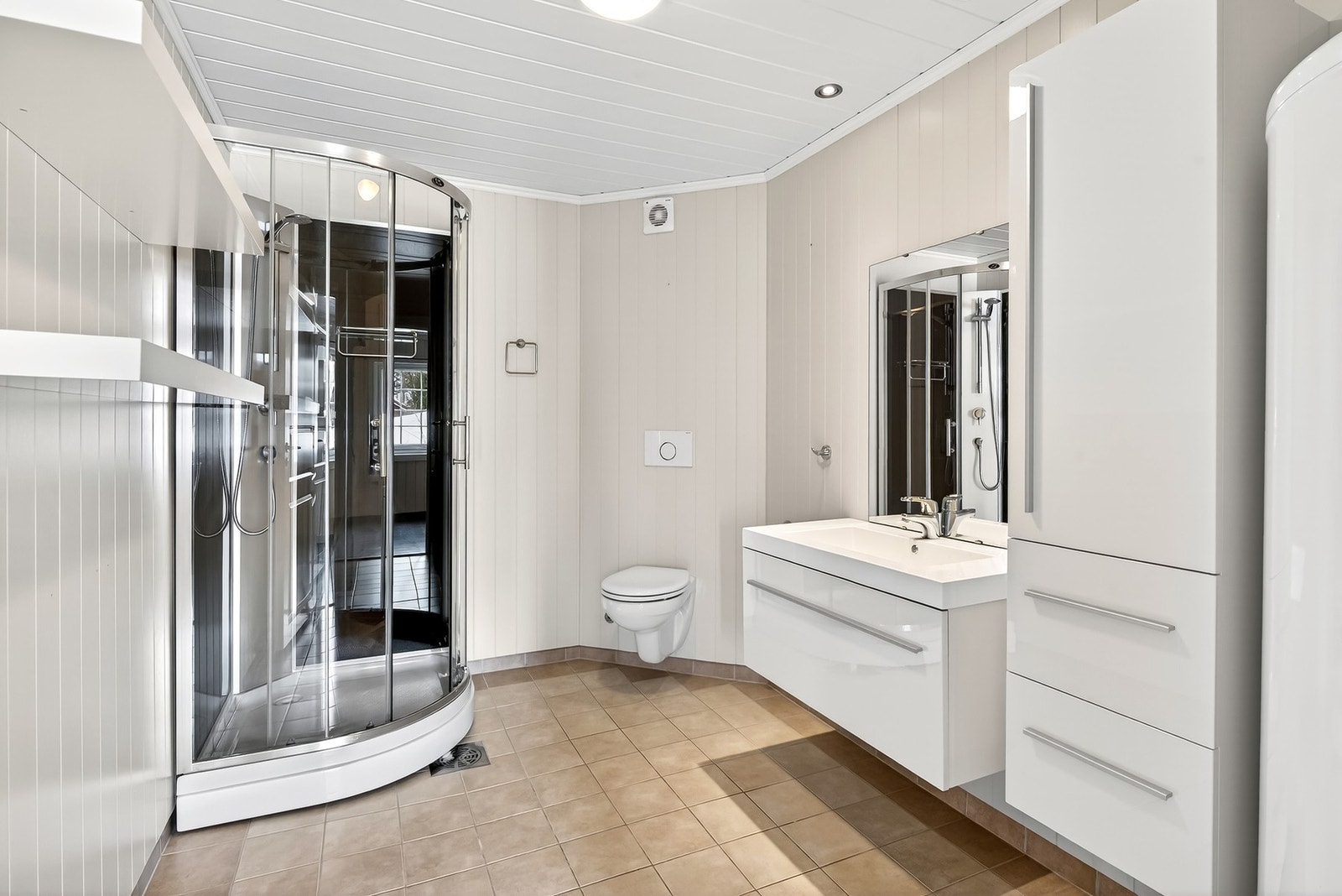 Bad i underetasjen med toalett, dusjkabinett og servant. Galleribilde