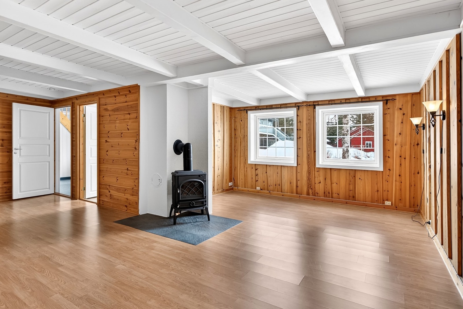 Romslig stue i underetasjen med peis Galleribilde