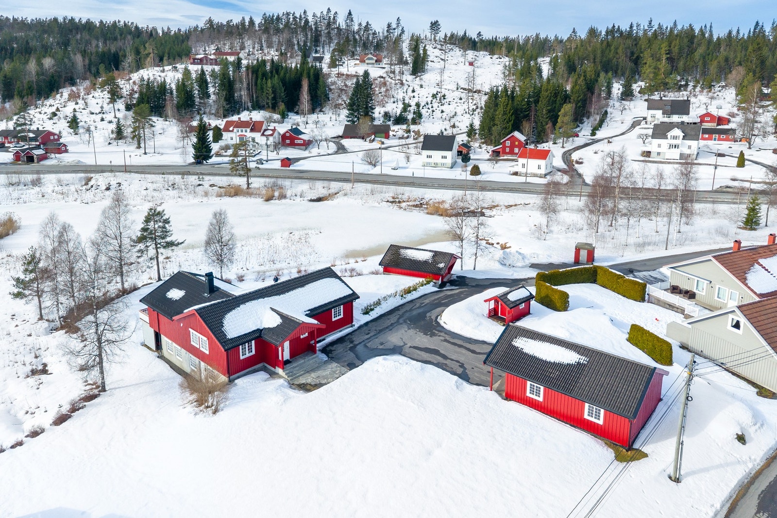 Stor tomt på over 2,2 mål som grenser til tjenna. Her har en meget attraktiv beliggenhet på Vegårshei. Galleribilde