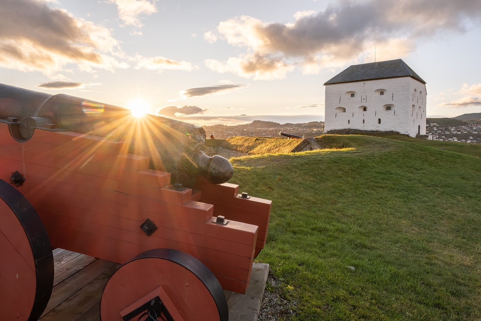 Ønsker du en pust i bakken i grønnere omgivelser er det kun en liten rusletur bort til ærverdige Kristiansten festning med flotte rekreasjonsområder og fantastisk utsikt over byen. Galleribilde