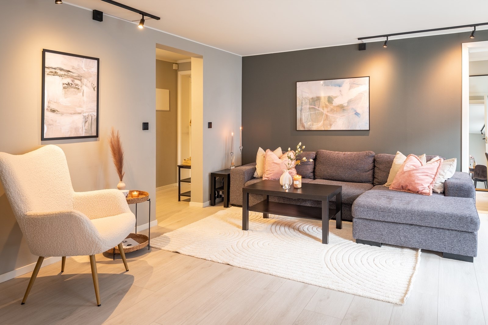 Leiligheten ble betydelig oppusset i 2021/2022 med bl.a. nytt gulv, oppussede overflater, nytt kjøkken, samt at deler av baderommet ble oppusset. Galleribilde