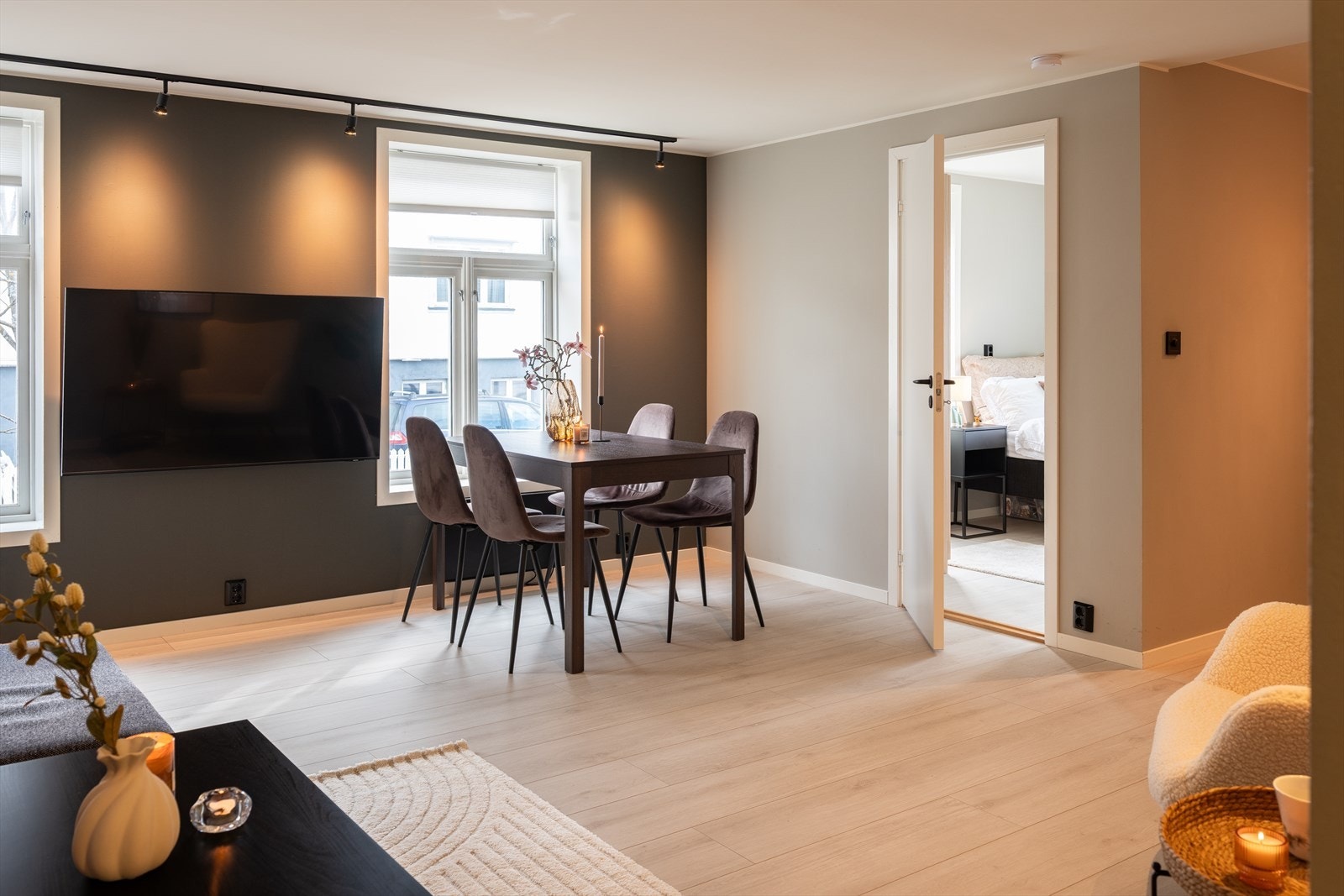 Leiligheten har en lys og åpen stue som måler 22 m² og har gode møbleringsmuligheter. I stuen er det godt med lysinnslipp. Galleribilde