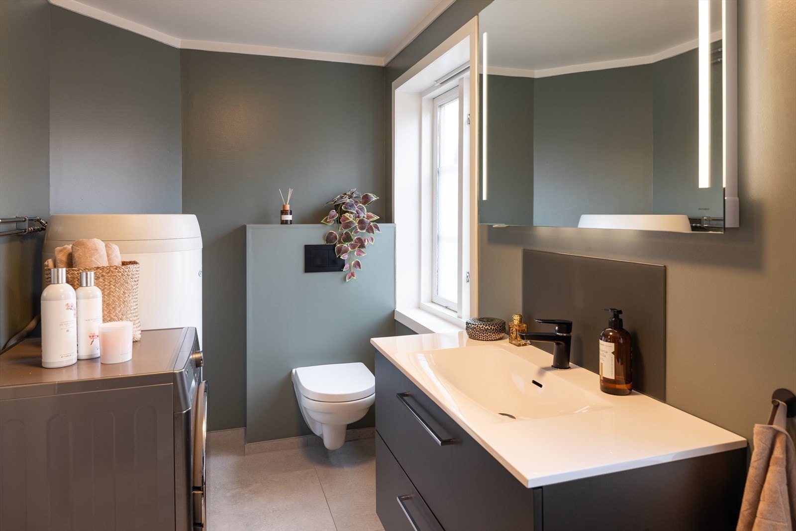 Pent baderom som måler 6 m² og som ble oppgradert i 2021/2022. Her er det varmekabler i gulv. Galleribilde