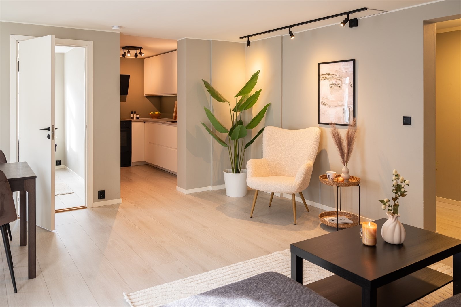 Videre inn i leiligheten finner du et meget innbydende hjørnekjøkken med integrerte hvitevarer. Galleribilde