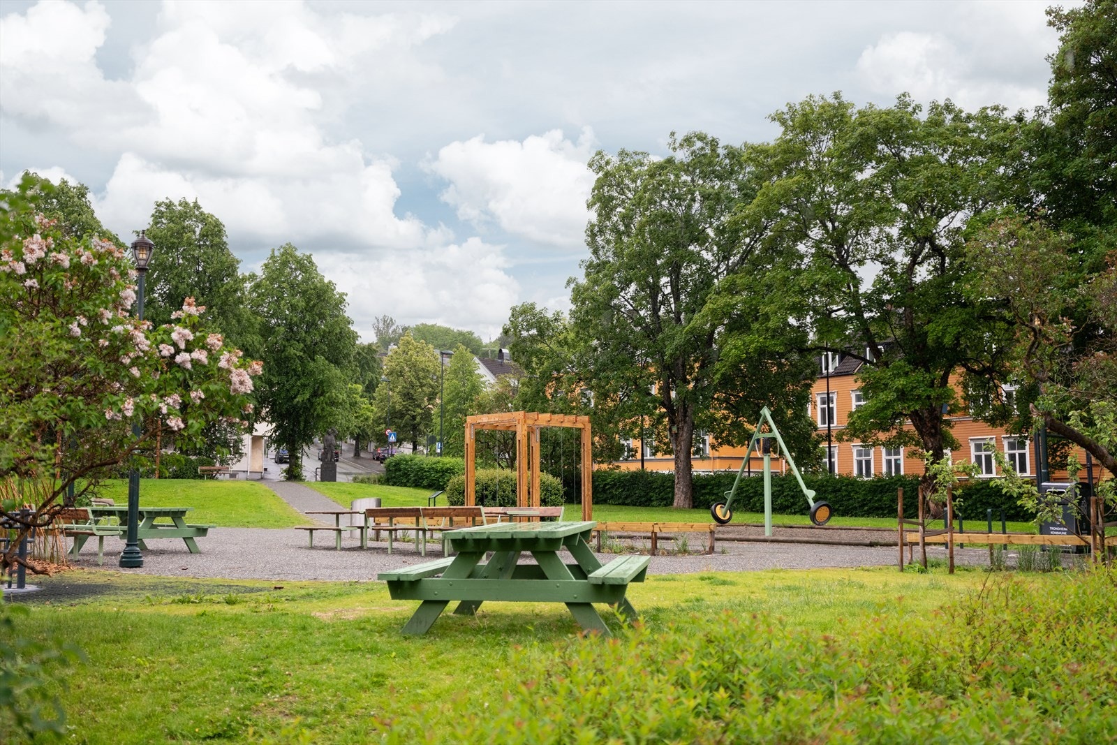 I nærområdet er det flere flotte parkområder, både Thornæsparken, Lademoparken og Kristiansten Festning er innenfor gangavstand. Galleribilde