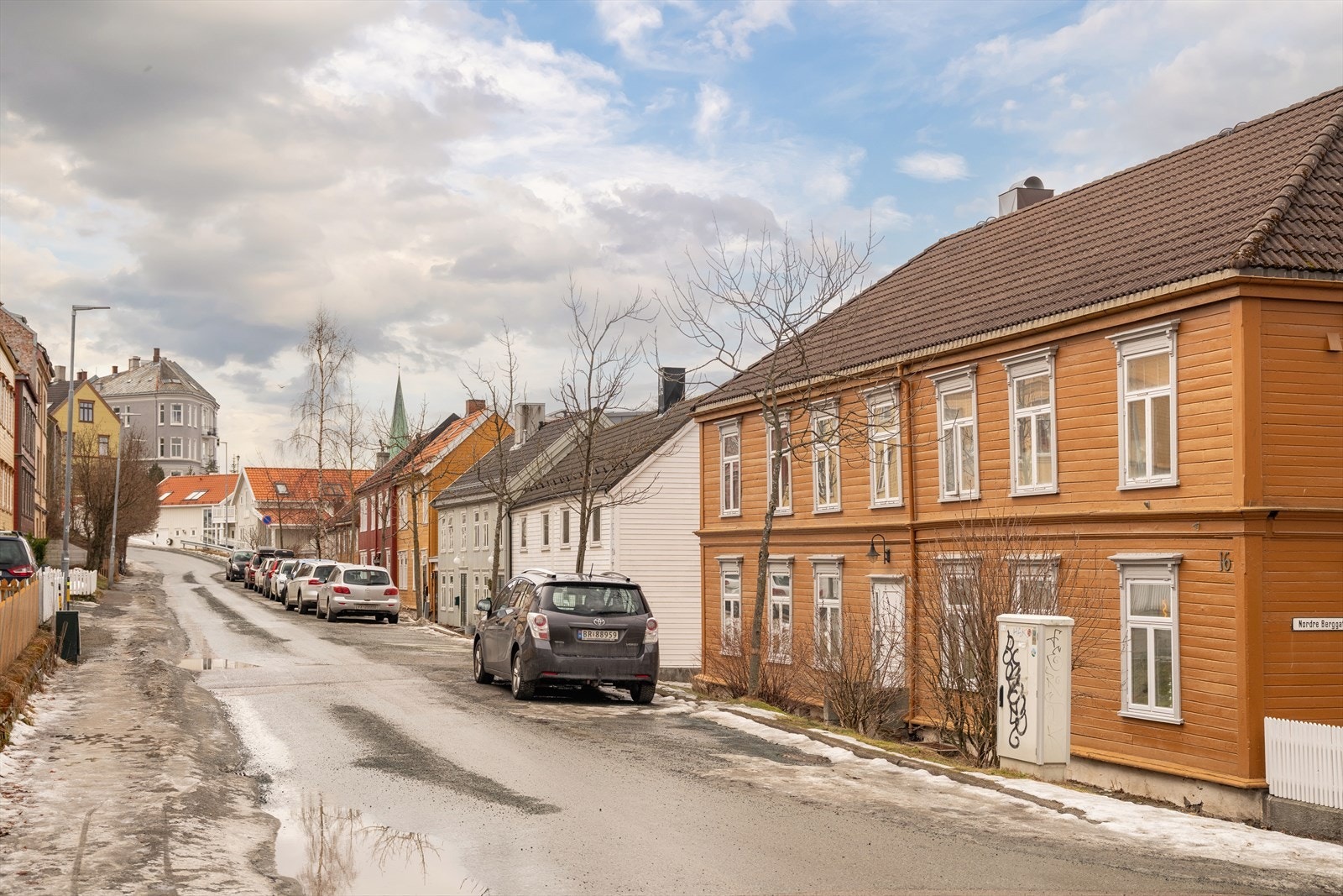 Det er soneparkering i området etter gjeldende bestemmelser og priser. Kontakt kommunen for informasjon. Galleribilde