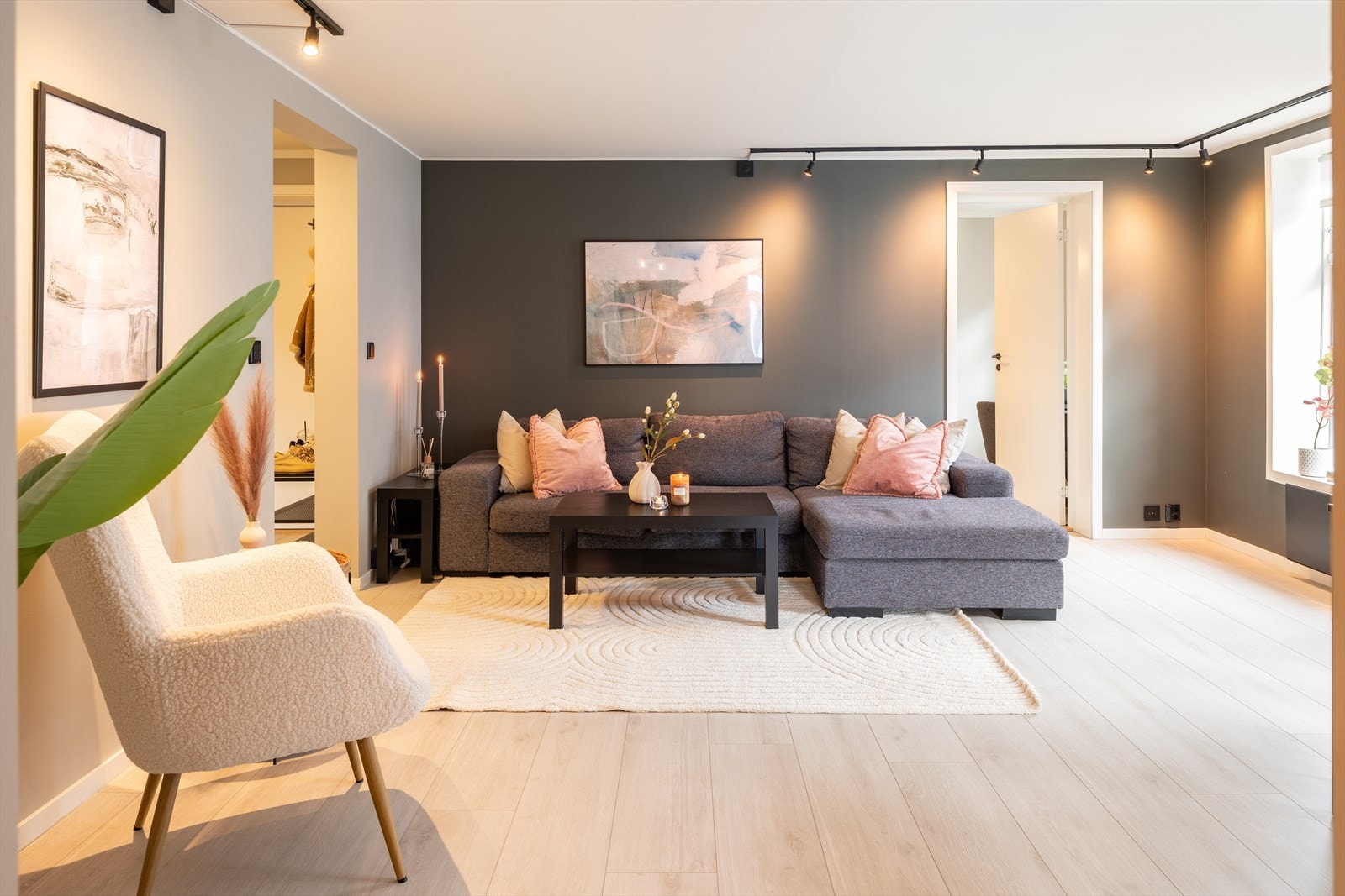 Velkommen til Nedre Møllenberg gate 16, en lekker 4-roms leilighet med en gjennomgående moderne og pen standard. Galleribilde