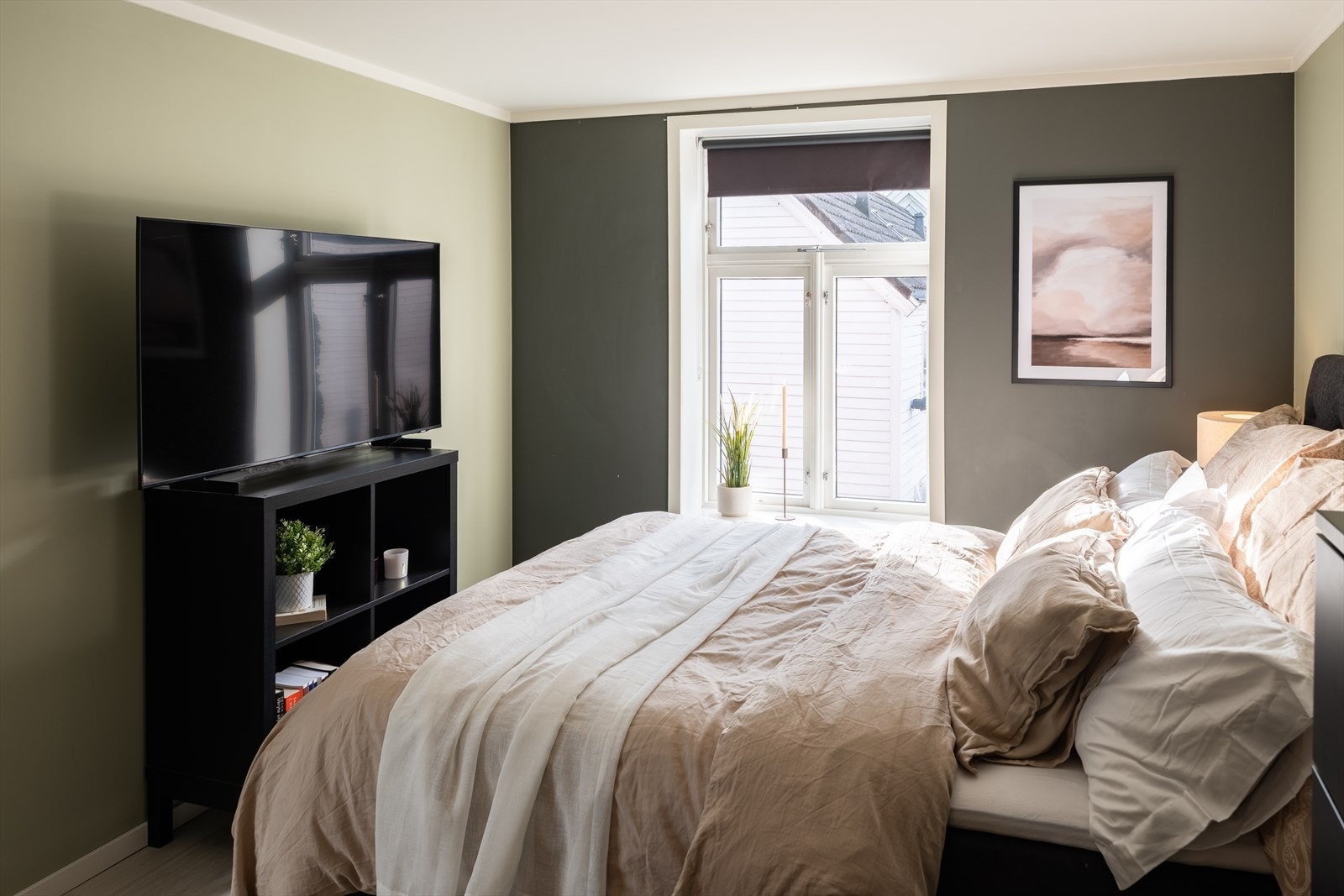 Romslig hovedsoverom med plass til dobbeltseng, nattbord og TV-benk. Galleribilde