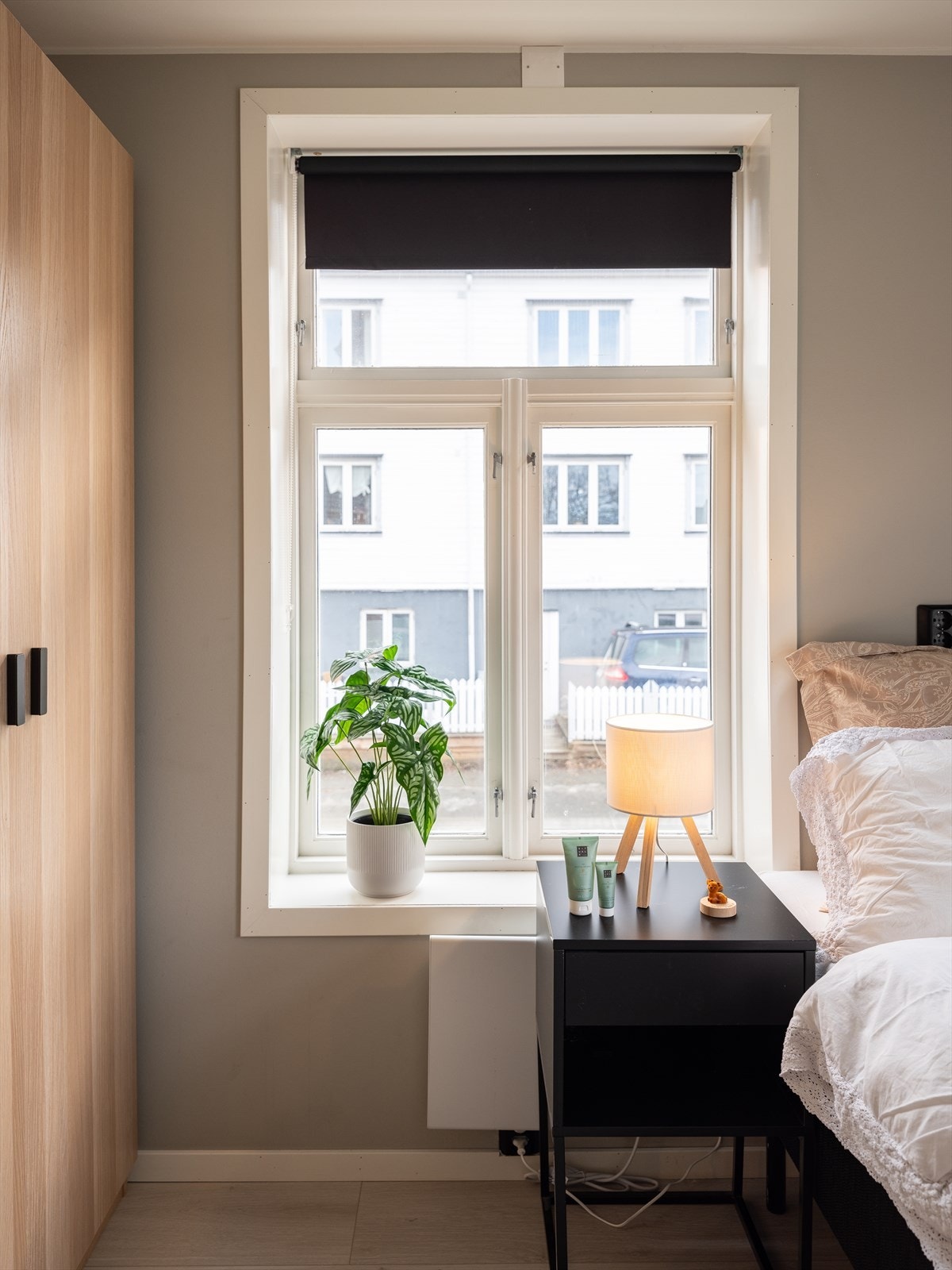 Særdeles god beliggenhet i rolige omgivelser, samt kort vei til flere av byens studiesteder, Festningen, Solsiden, sentrum og Bakklandet m.m. Galleribilde