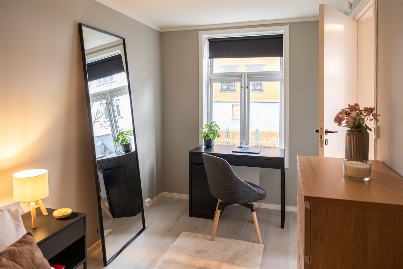 Her er det plass til både dobbeltseng, kontorplass og garderobeløsning. Galleribilde