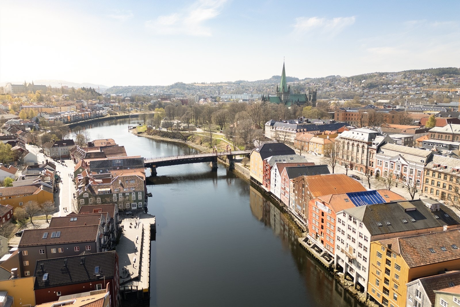 Fra leiligheten er det gangavstand til historiske Bakklandet, med trivelige trehus, brosteinsgater og et rikt utvalg av hyggelige kafeer og unike butikker. Fra Bakklandet kan du ta turen over Gamle bybro, gjennom Lykkens portal og over til Midtbyen Galleribilde