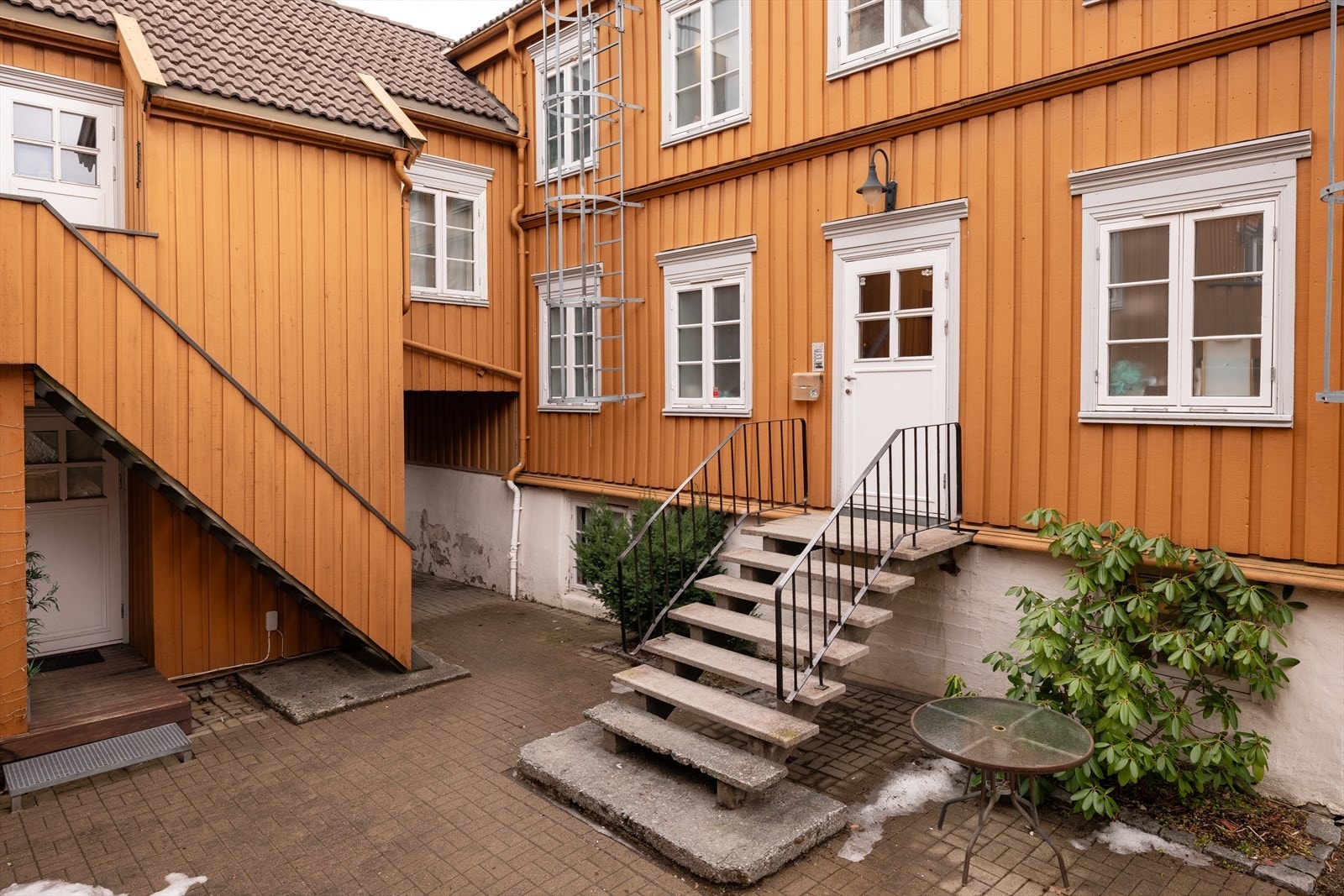 Bakgård. Galleribilde