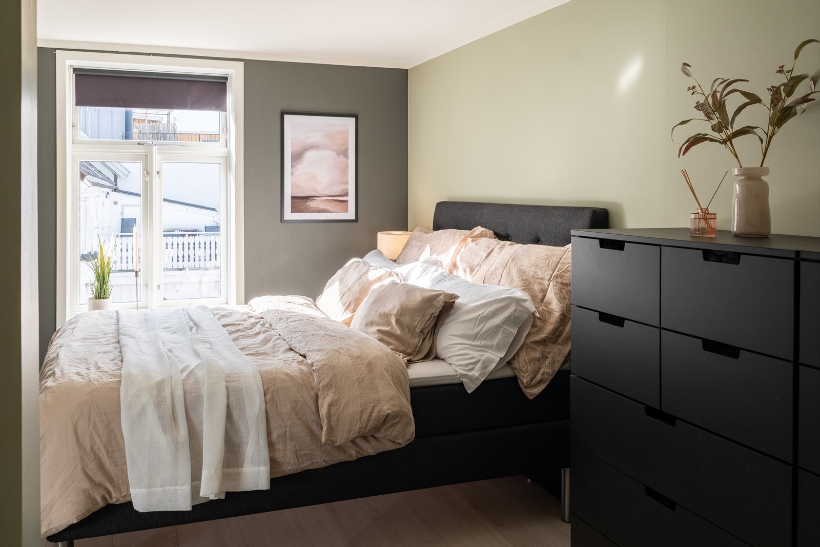 Leiligheten har totalt tre soverom som måler hhv. 12, 9 og 7 m². Galleribilde