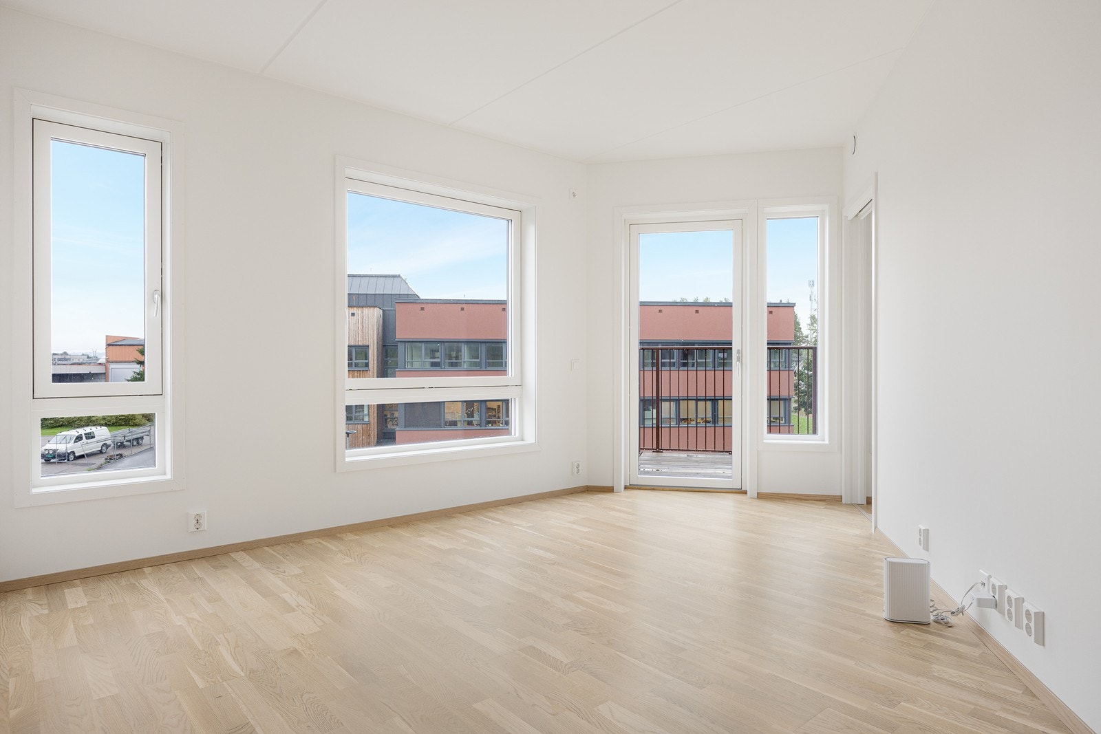 I stuen er det store vindusflater som gir rikelig med lysinnslipp. Galleribilde