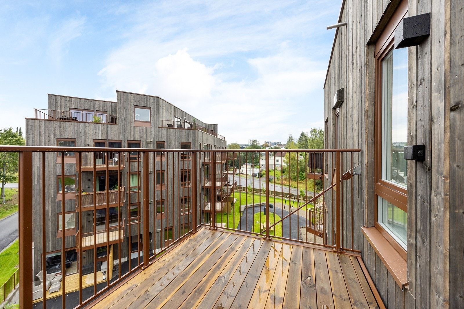 Ute på balkongen er det belysning og dobbelt stikk. Galleribilde