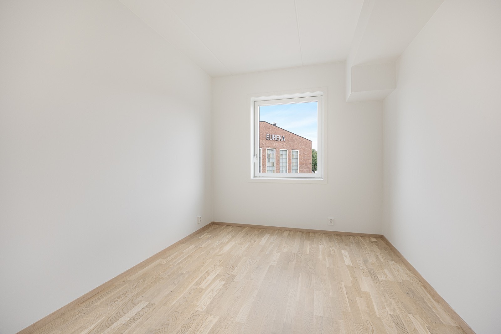 Hovedsoverom har god plass til seng, garderobe og annet ønskelig møblement. Galleribilde