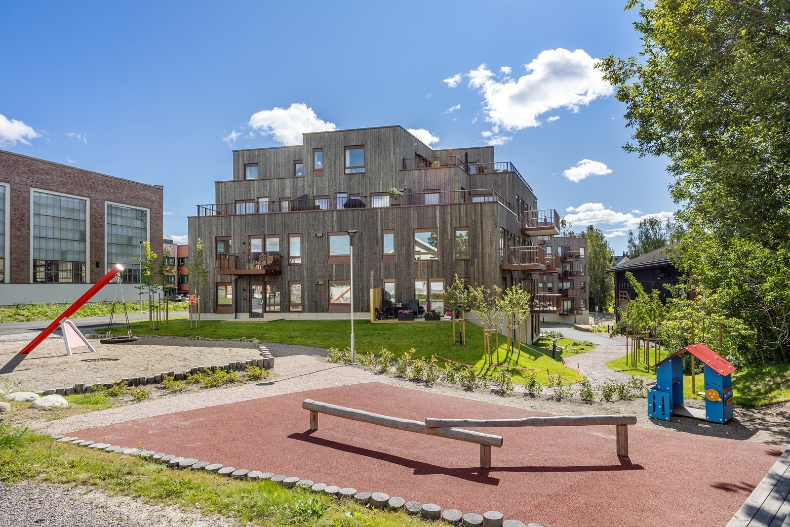 Uteområdene er trivelige med fine lekeapperater. Galleribilde