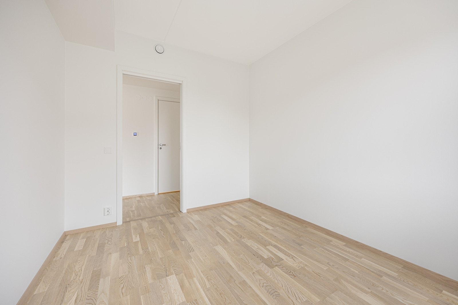 Hovedsoverommet har adkomst via plassbesparende skyvedør. Galleribilde