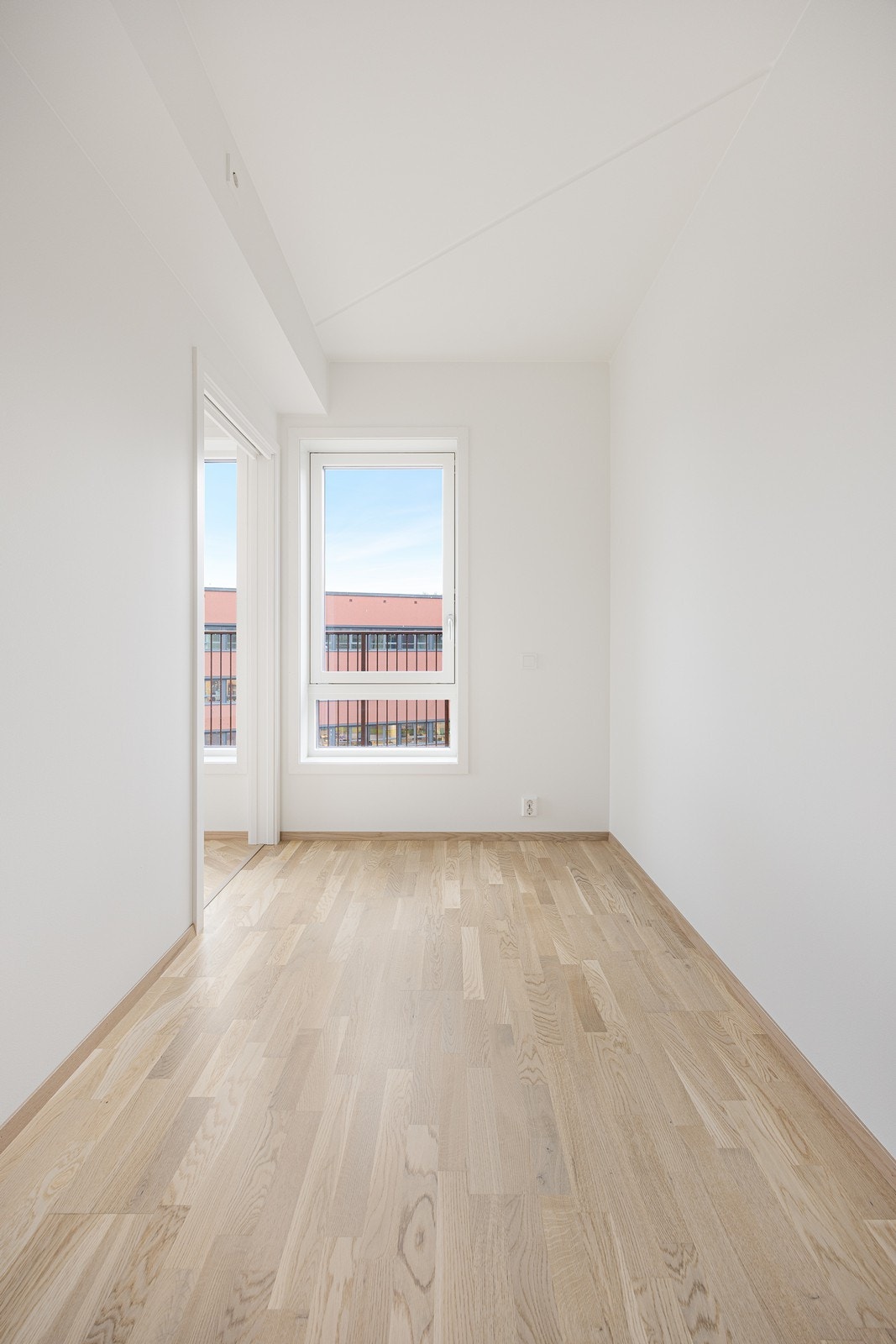 Soverom II er av fin størrelse med god plass til seng, garderobe og annet ønskelig møblement. Galleribilde