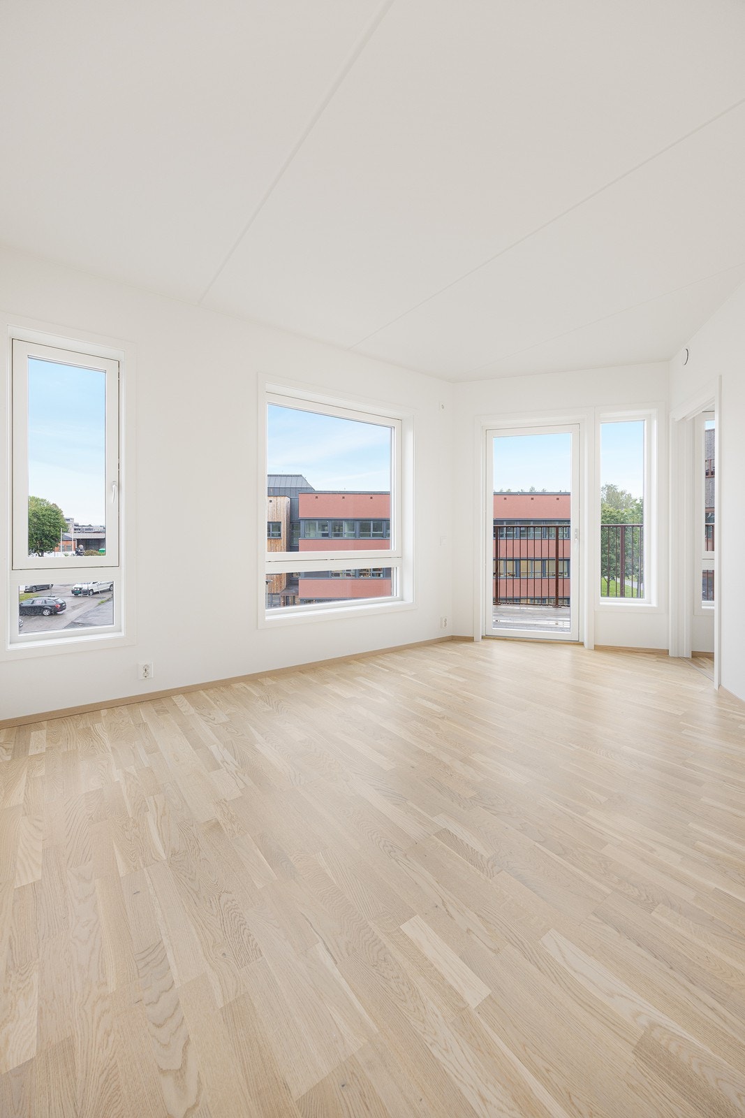 Med en romslig stue ligger alt til rette for å stor og god sofa og spisebord. Galleribilde