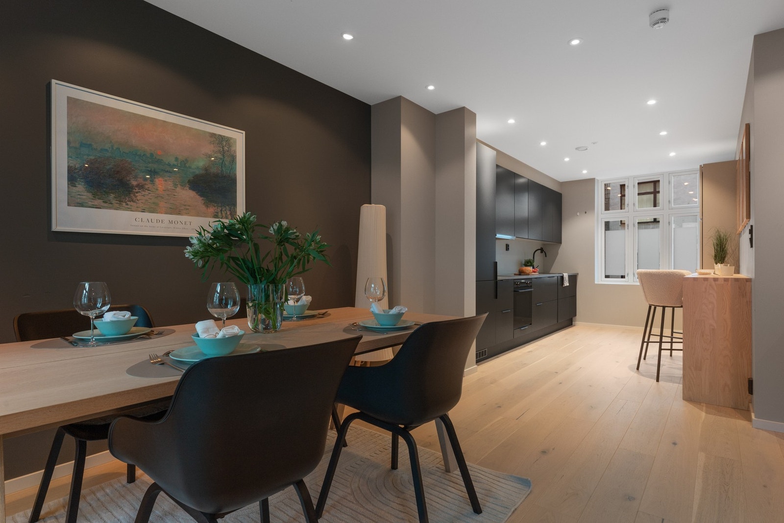 Spisestue rett ved det åpne kjøkkenet er utrolig praktisk i hverdagen. Galleribilde