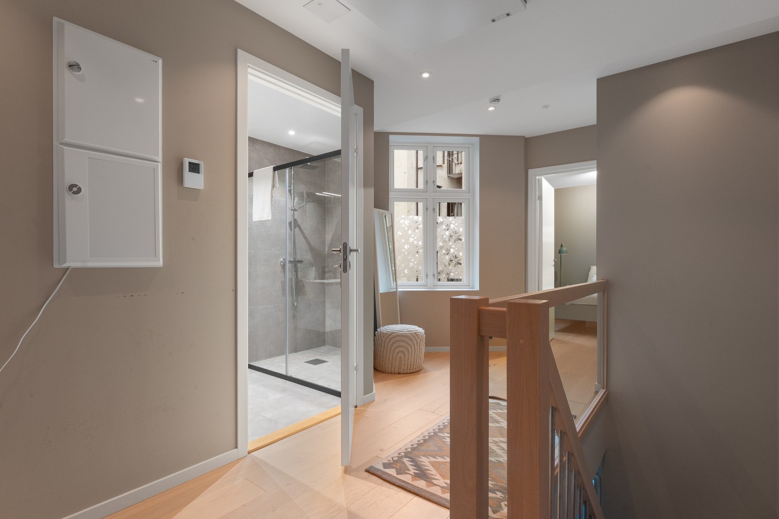 Ved inngangen til boligen blir man møtt av en nydelig eiketrapp. Galleribilde