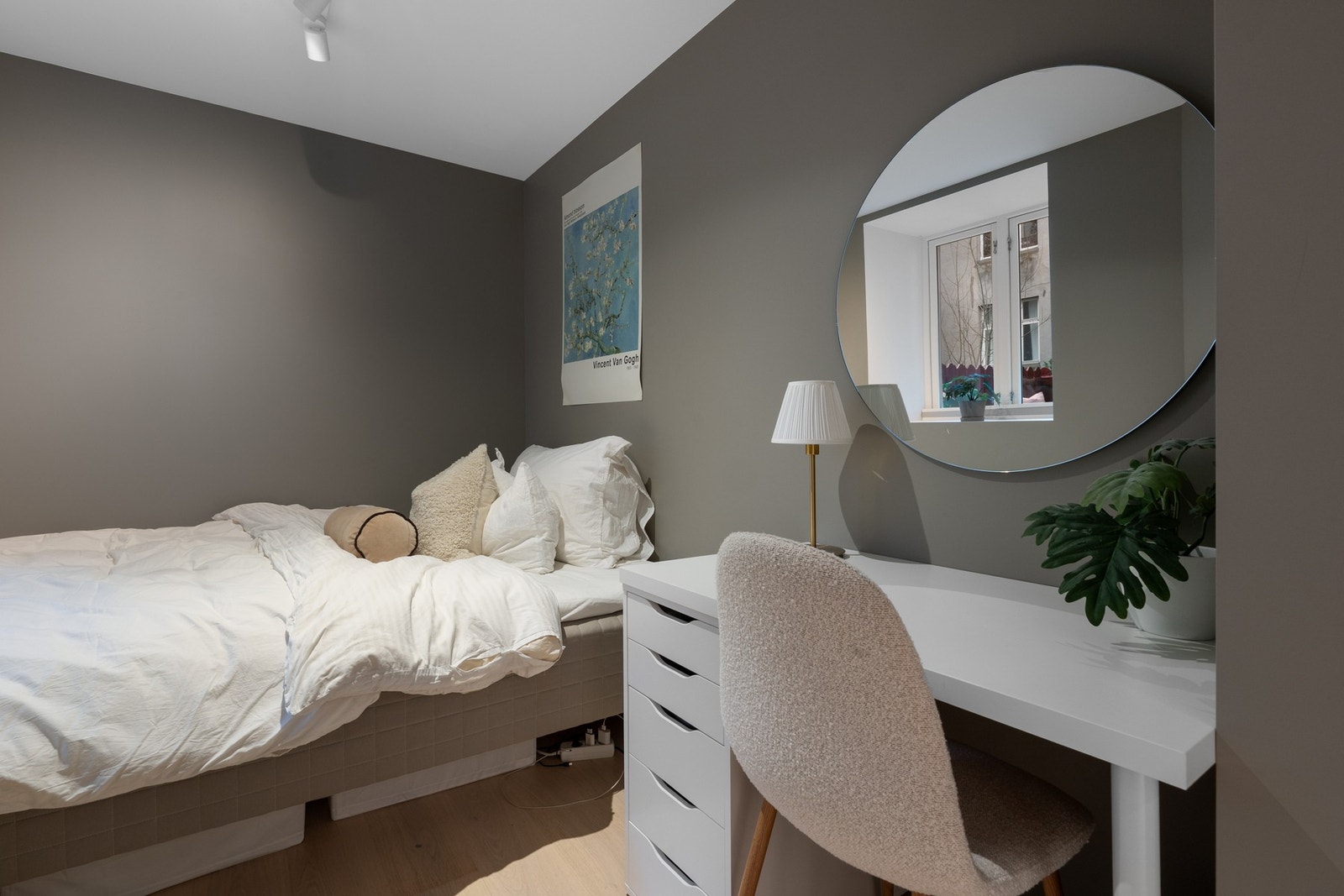 Alle tre soverommene har god plass, hvor alle har plass til pult i tillegg til seng og garderobe. Galleribilde