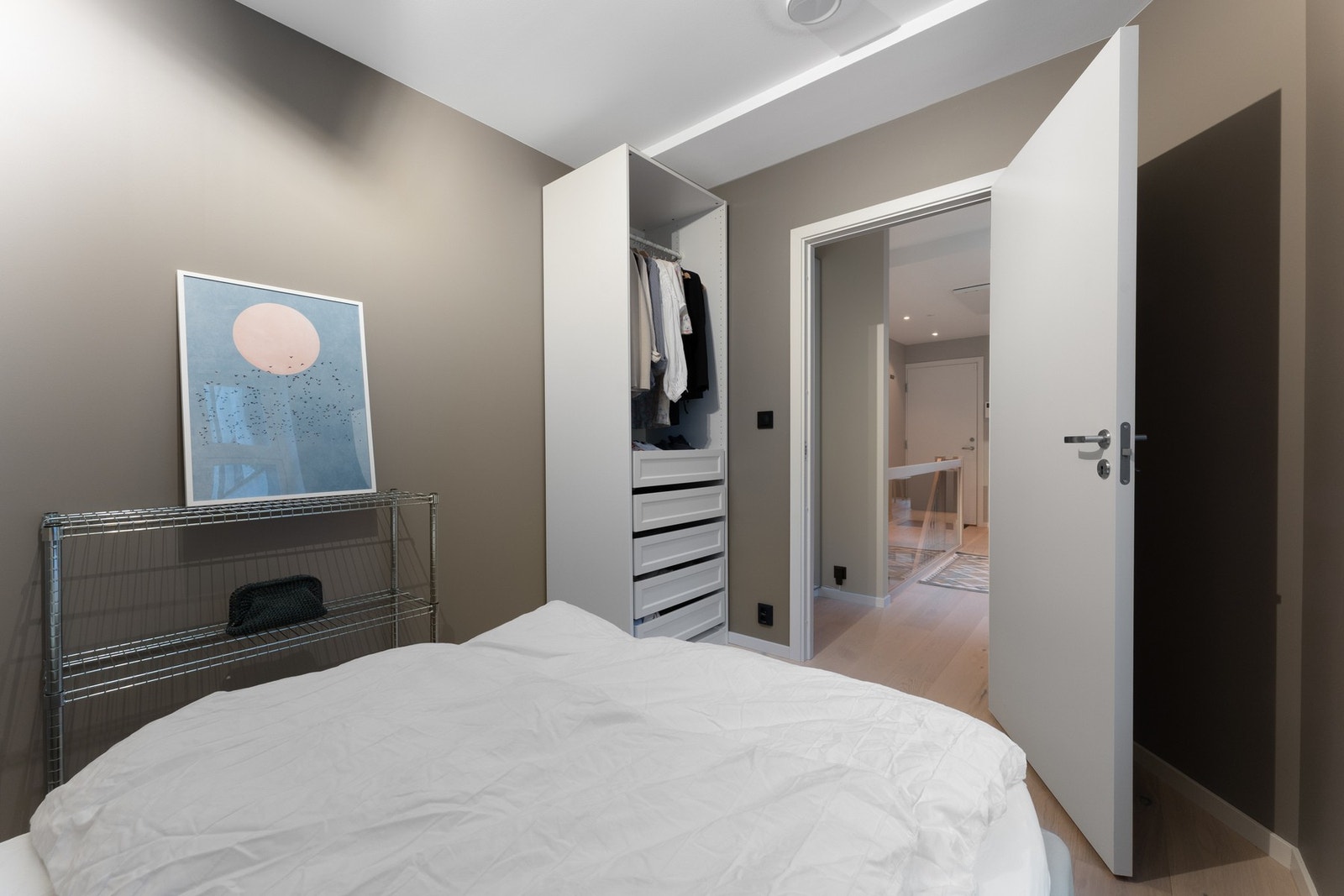 God plass til skap, seng og ønskelig innredning. Galleribilde