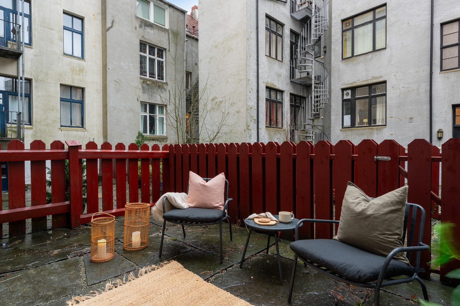 Boligen har også utgang til en koselig bakgård. Galleribilde