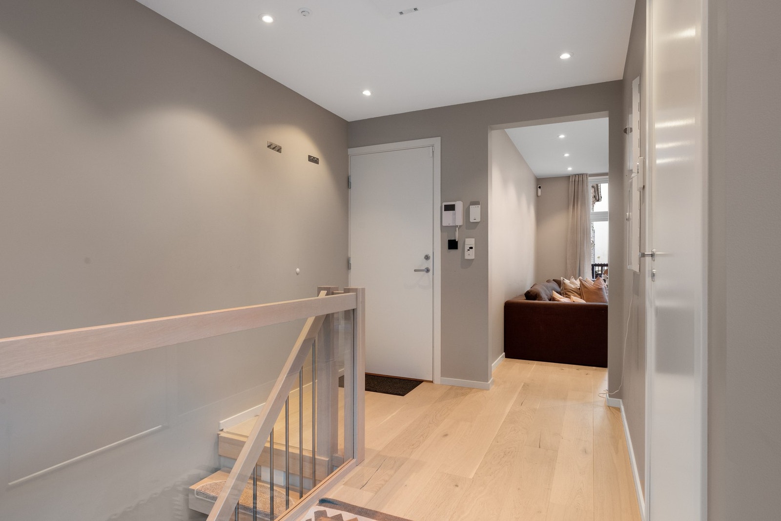 En lekker glassplate på rekkverket til trappen. Galleribilde