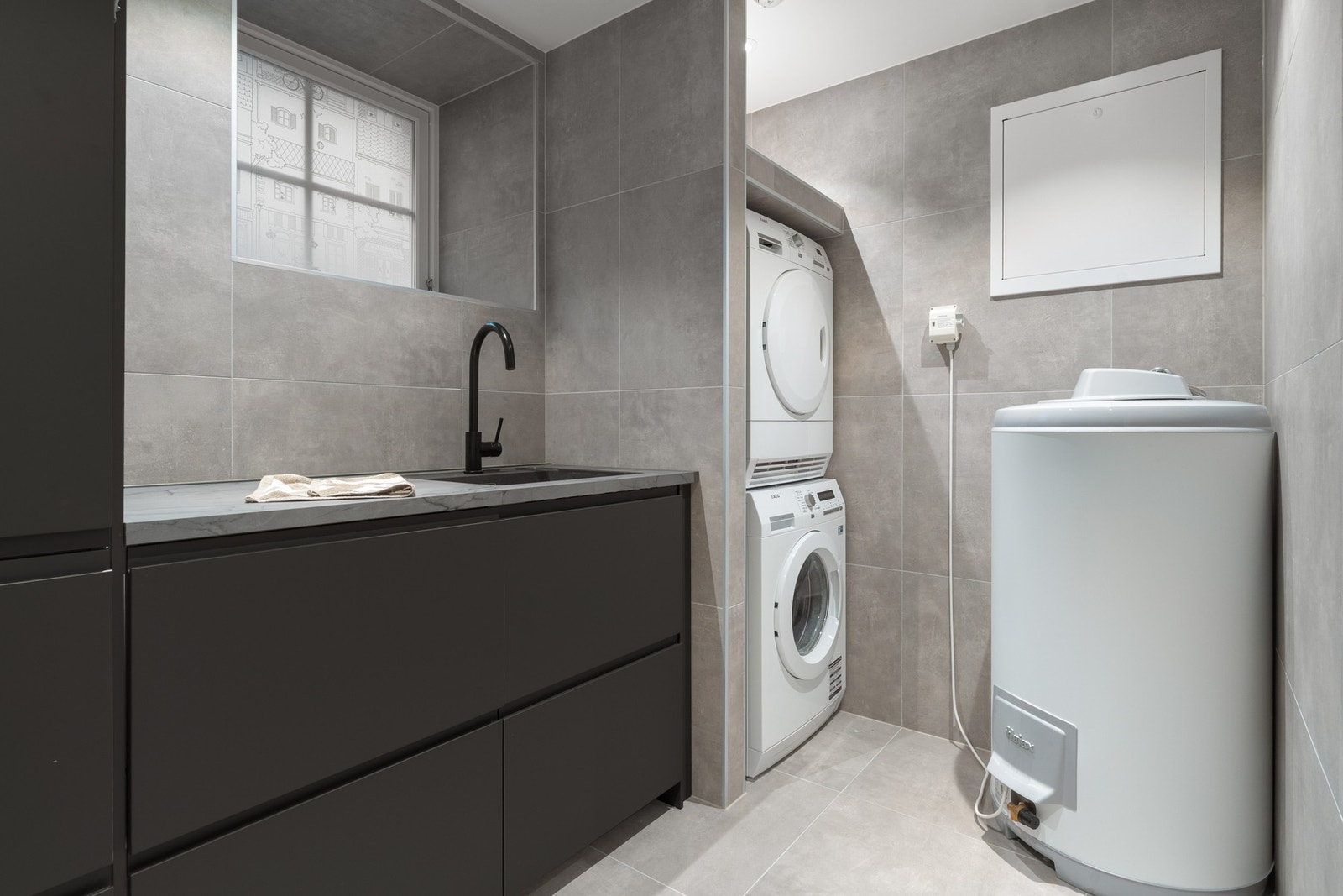 Her er det laget plass til både vaskemaskin, tørketrommel, skapplass og rom til tørking av klær. Galleribilde