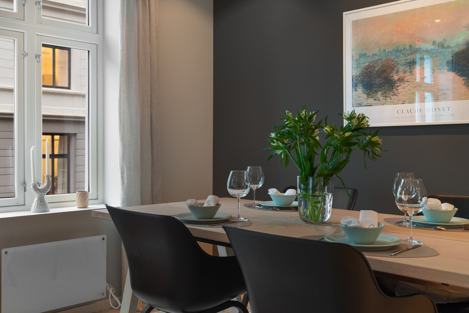 Plass til spisebord av god størrelse. Galleribilde