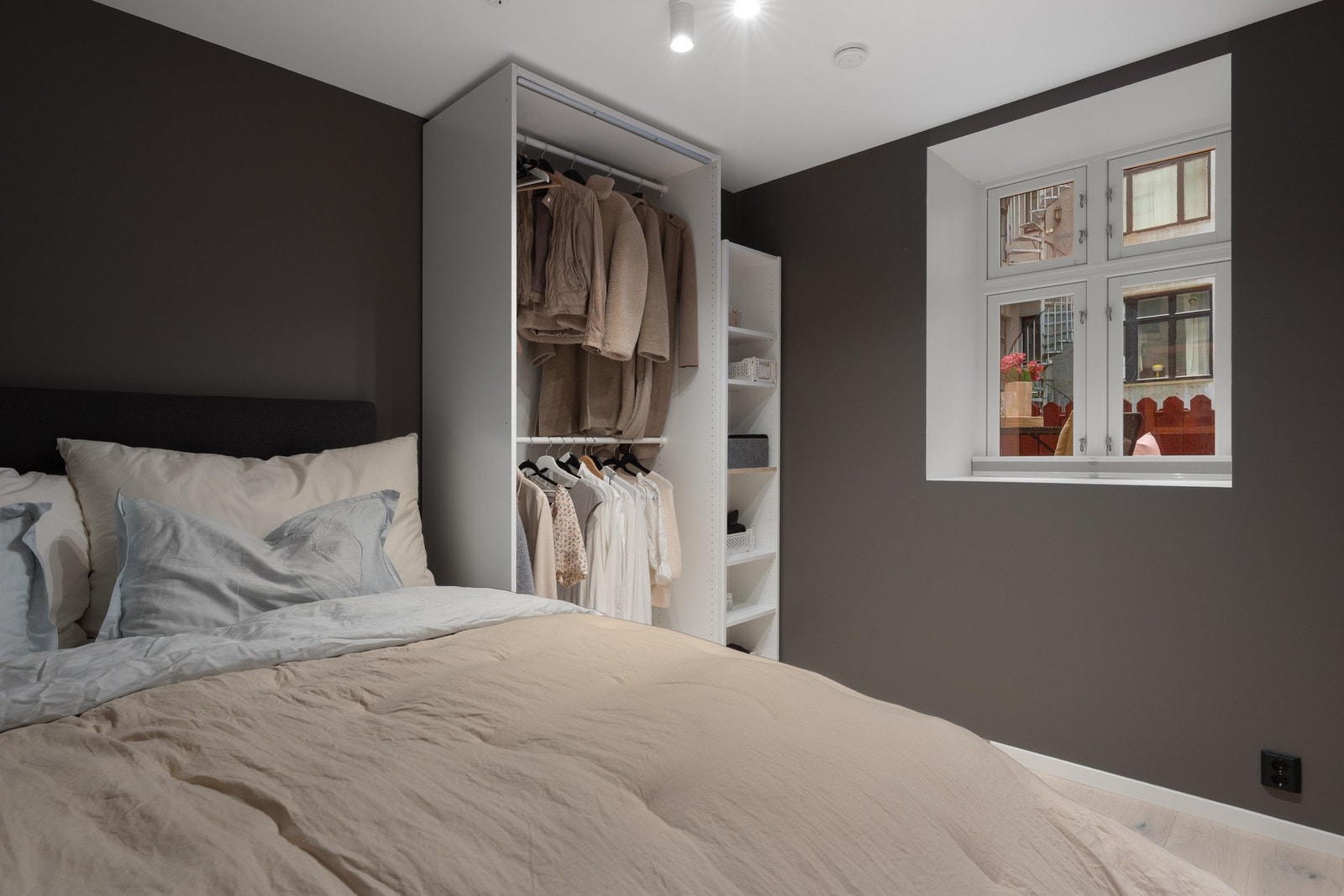 Her er det god plass til garderobeløsning, seng, pult og nattbord. Galleribilde