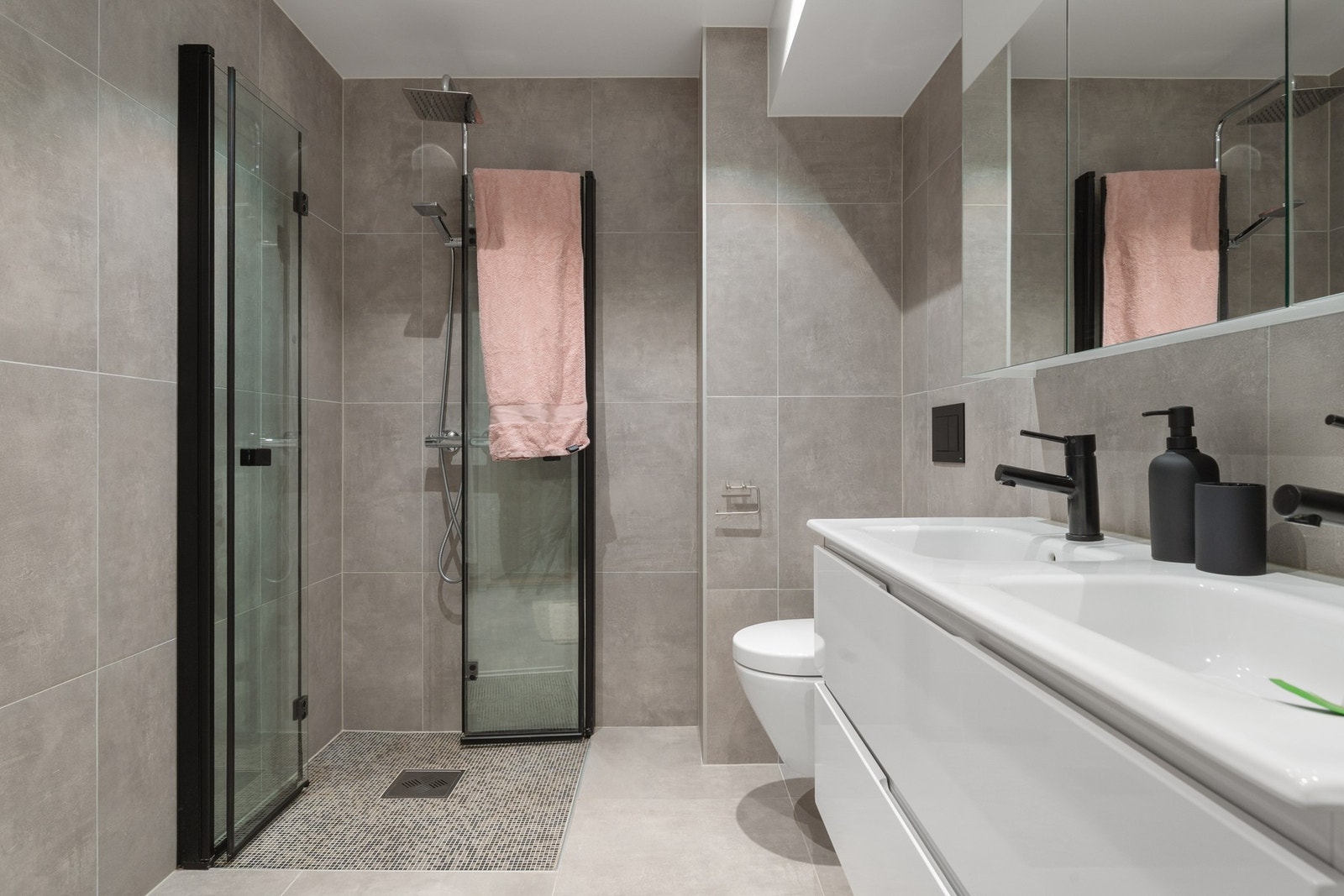 Badet i U. etasje er også utstyrt med heldekkende dobbelservant, dusj med inntreksbare skyvedører, veggehengt toalett og belyst speil. Galleribilde